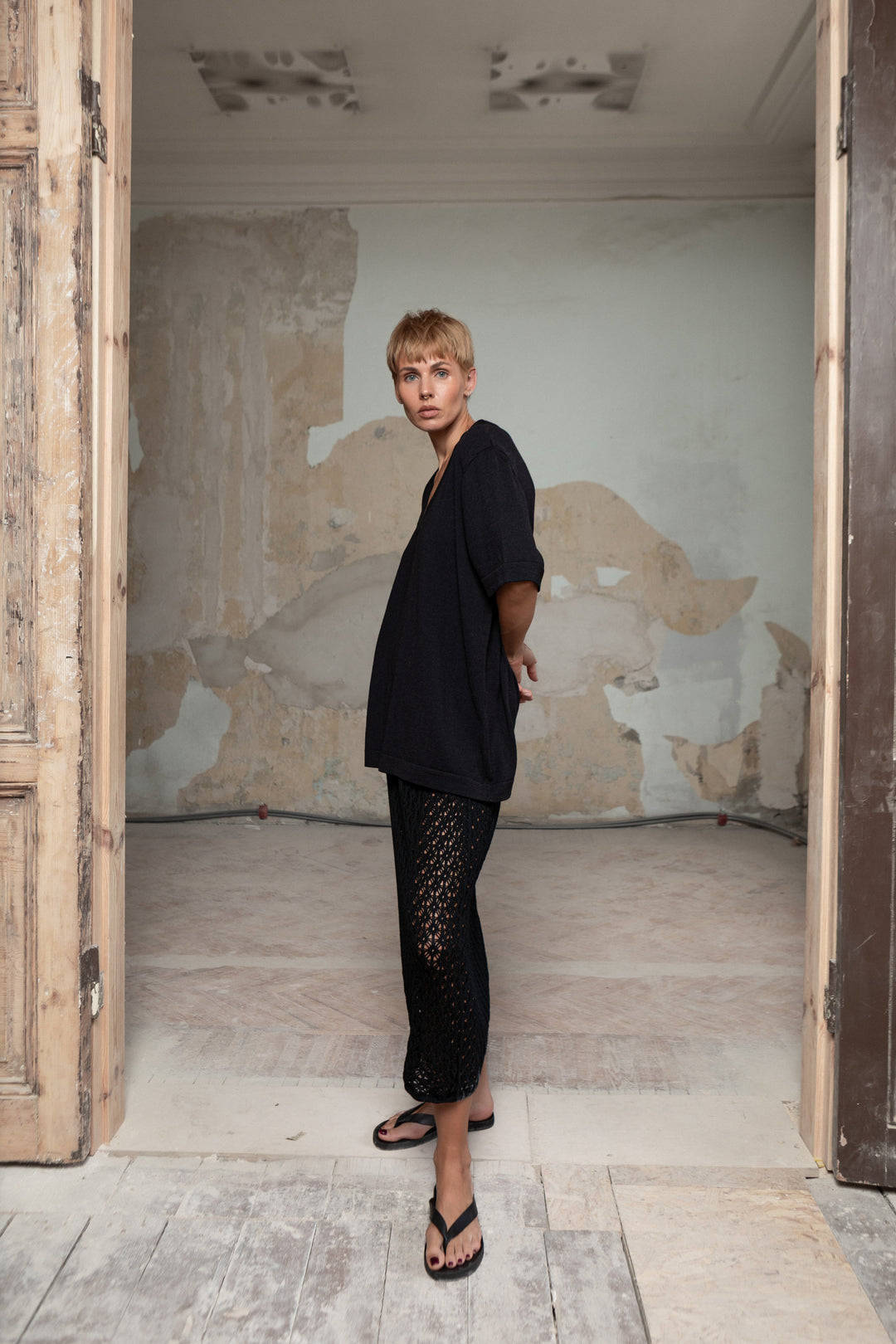 BLACK EXTRA FINE MERINO WOOL U-NECK T-SHIRT