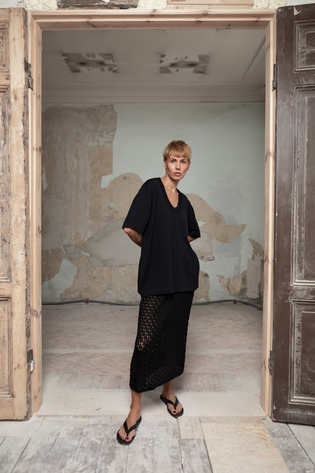 BLACK EXTRA FINE MERINO WOOL U-NECK T-SHIRT