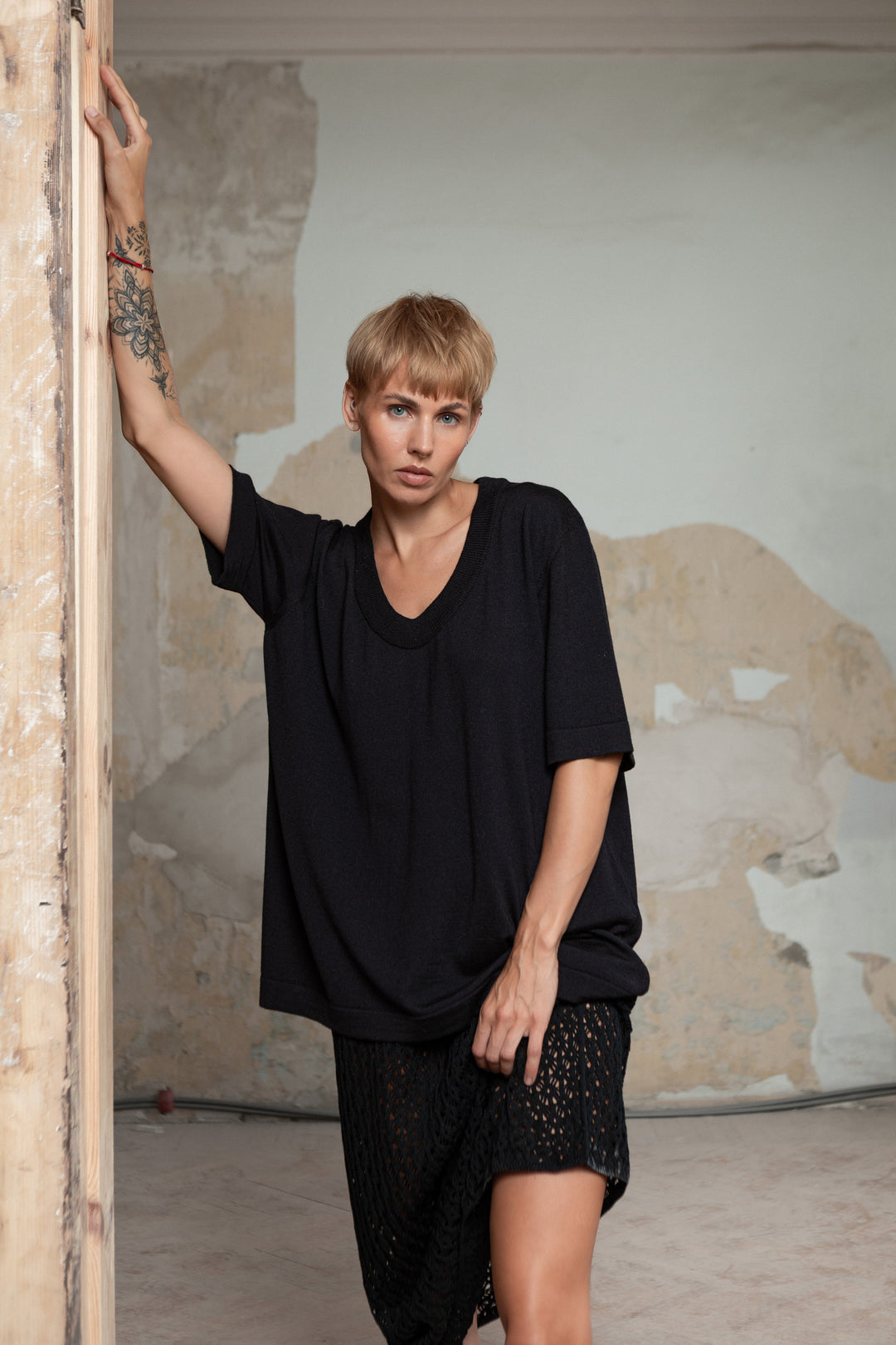 BLACK EXTRA FINE MERINO WOOL U-NECK T-SHIRT