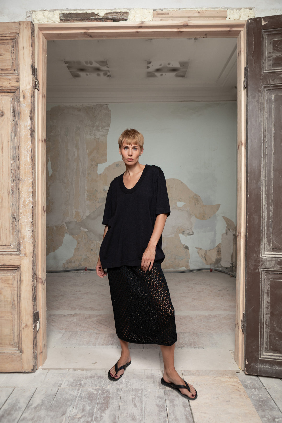 BLACK EXTRA FINE MERINO WOOL U-NECK T-SHIRT