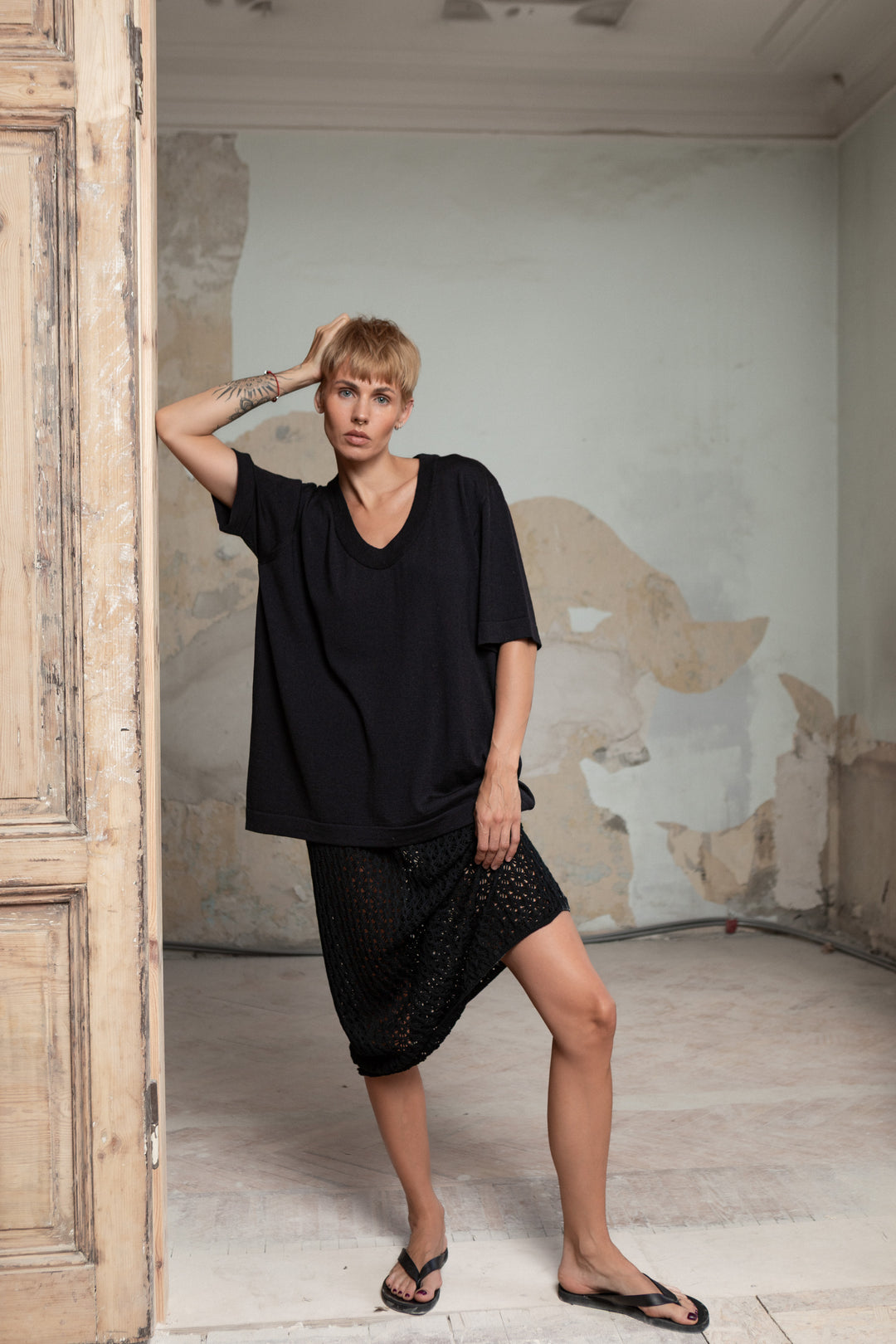 BLACK EXTRA FINE MERINO WOOL U-NECK T-SHIRT