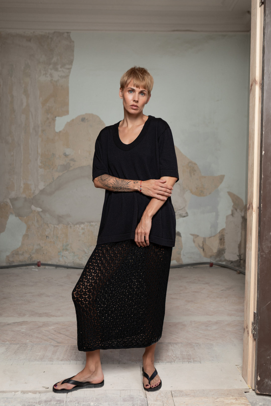BLACK EXTRA FINE MERINO WOOL U-NECK T-SHIRT