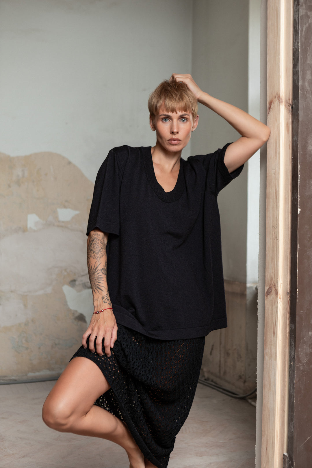 BLACK EXTRA FINE MERINO WOOL U-NECK T-SHIRT