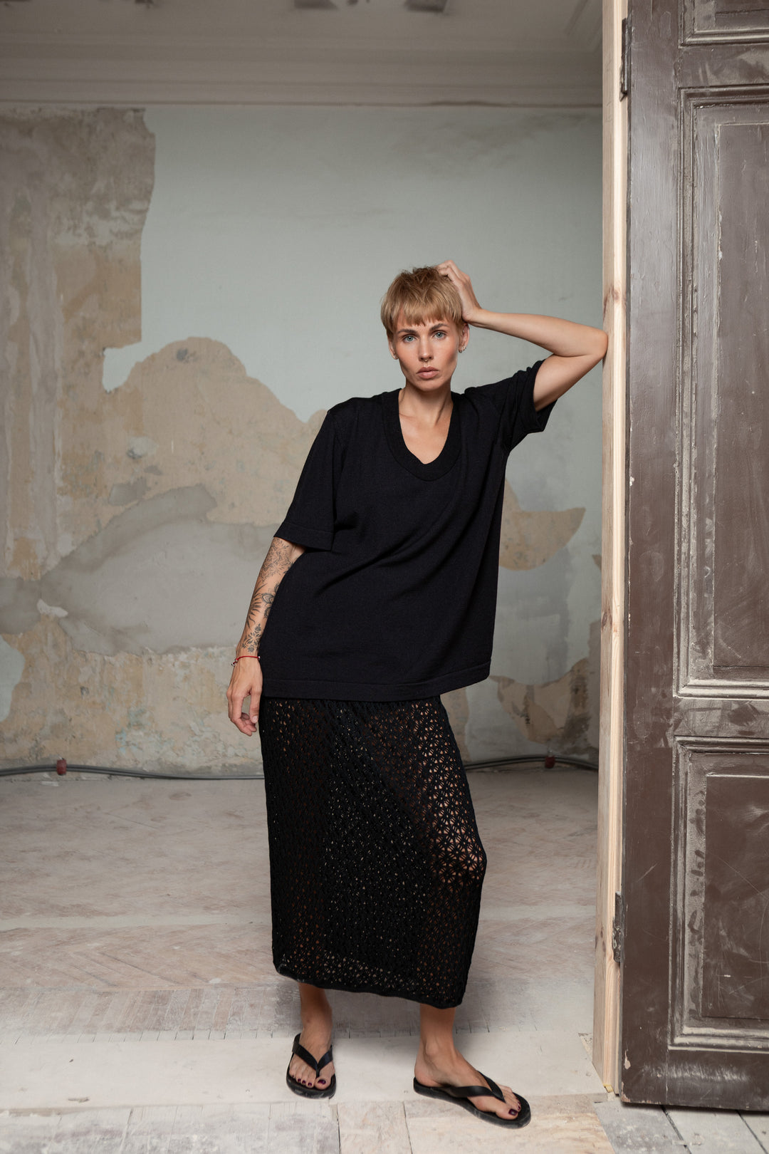 BLACK EXTRA FINE MERINO WOOL U-NECK T-SHIRT