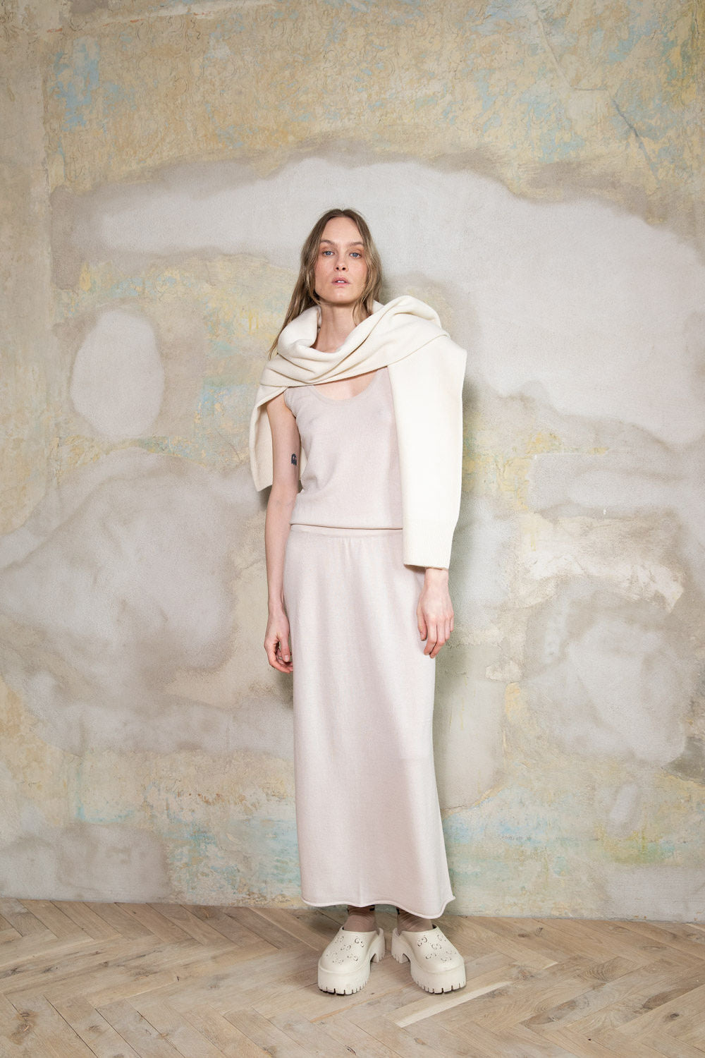 SOFT POWDER SHEER-KNIT EXTRA FINE MERINO WOOL MIDI SKIRT