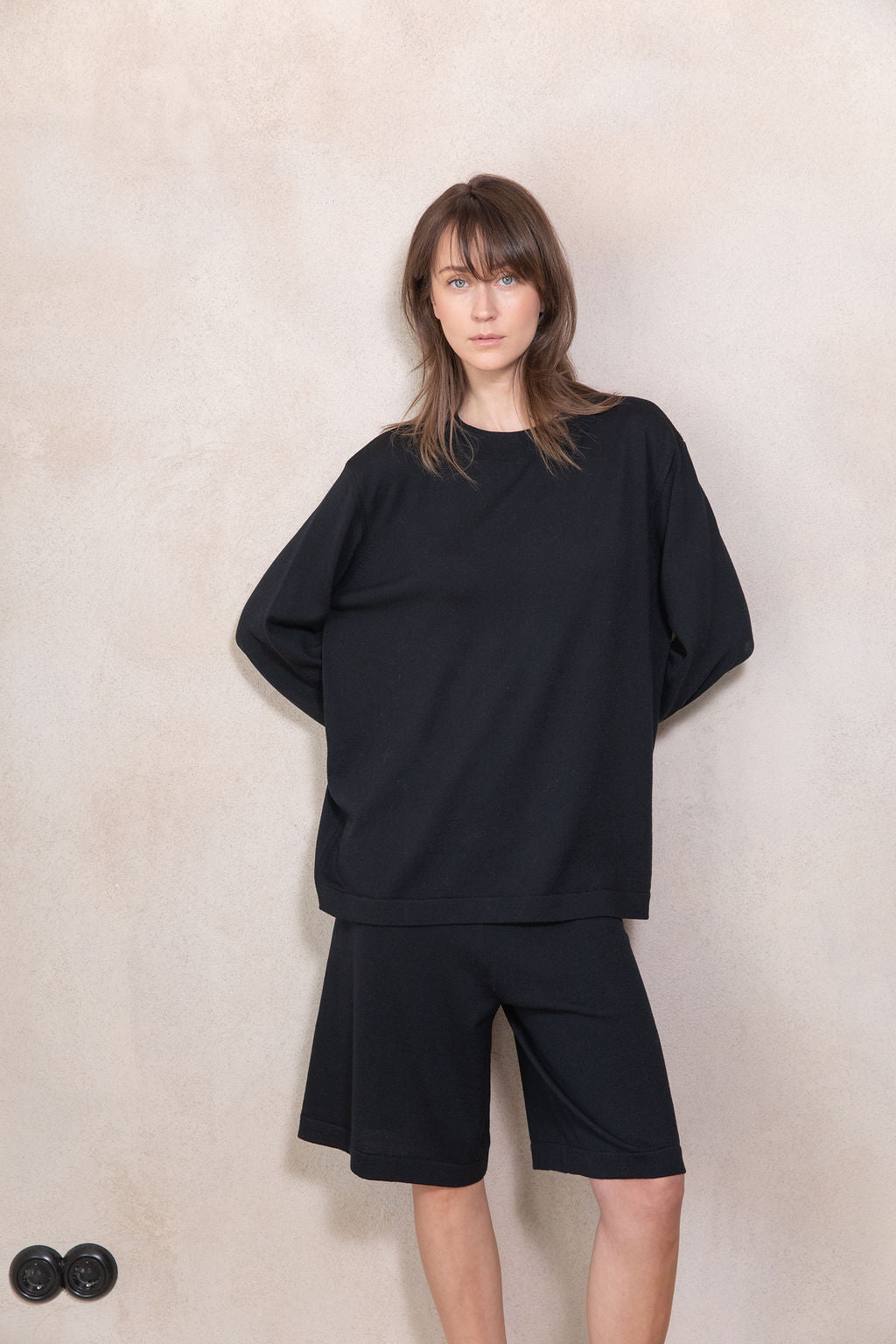 BLACK EXTRA FINE MERINO WOOL KNEE SHORTS