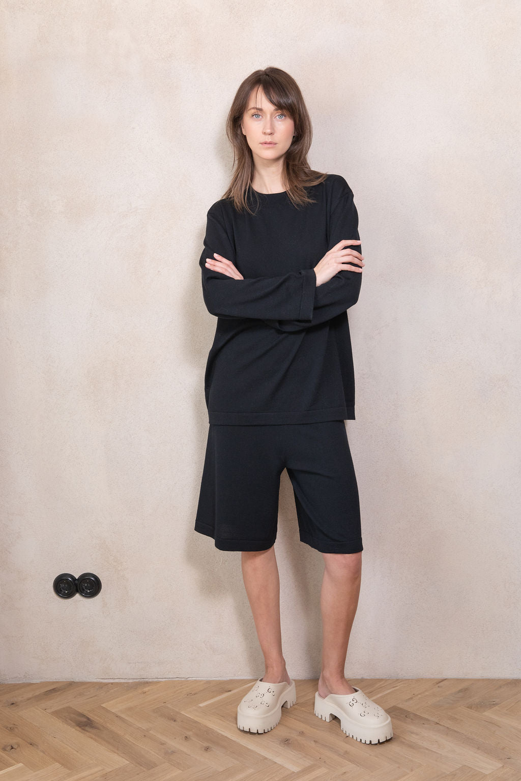 BLACK EXTRA FINE MERINO WOOL KNEE SHORTS