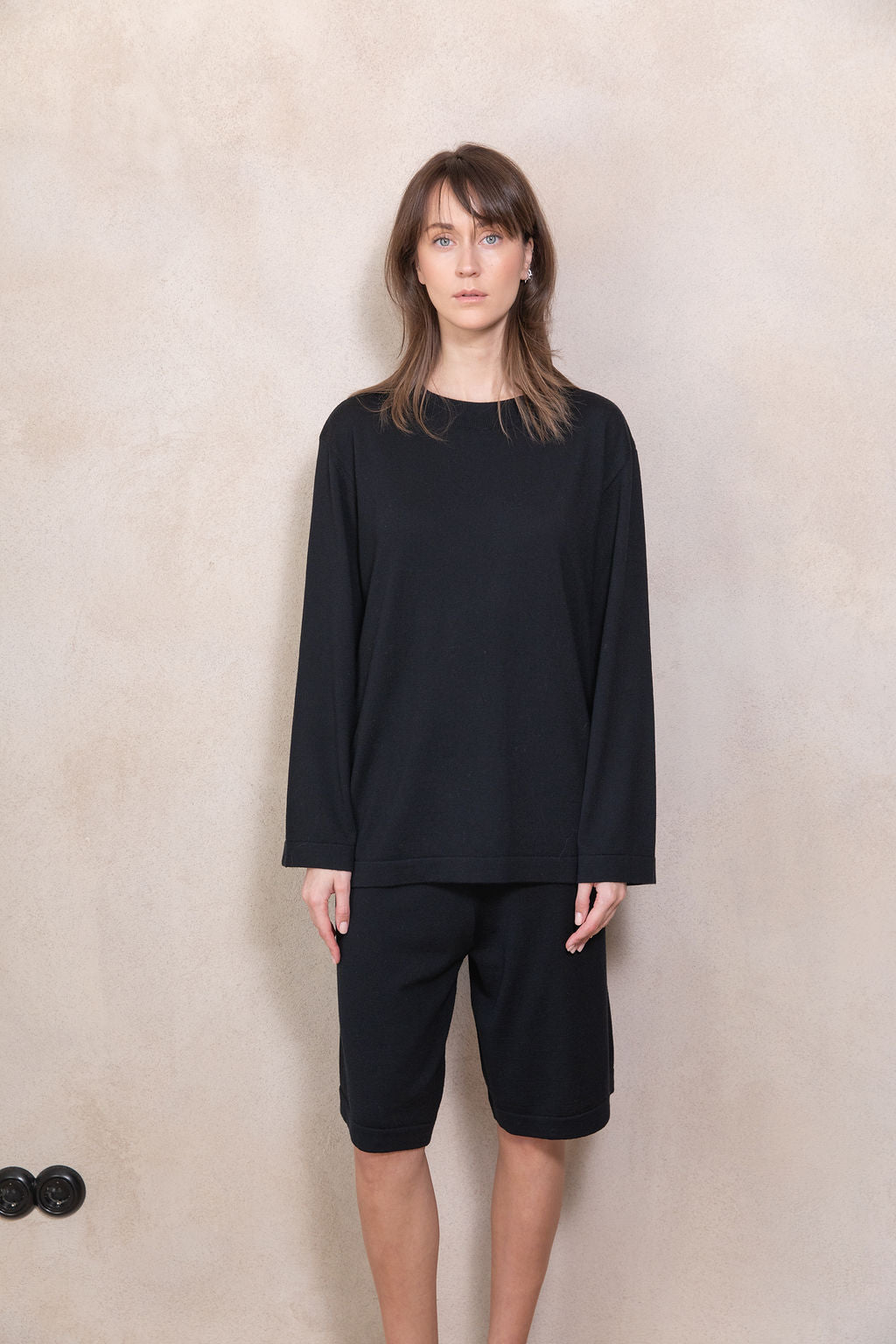 BLACK EXTRA FINE MERINO WOOL KNEE SHORTS