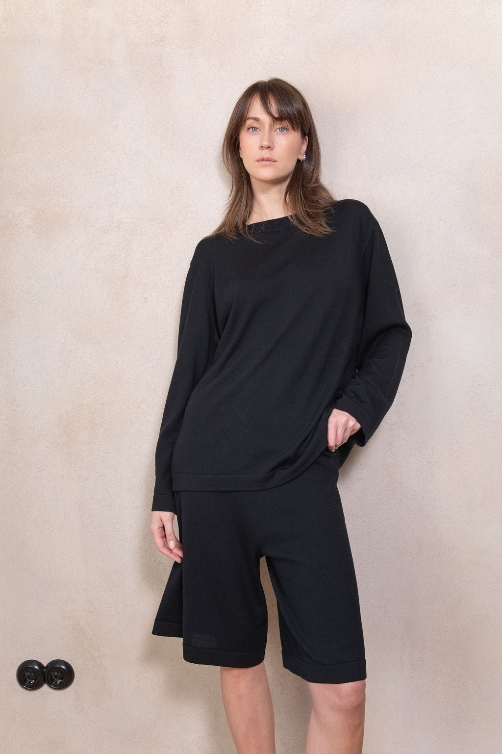 BLACK EXTRA FINE MERINO WOOL KNEE SHORTS