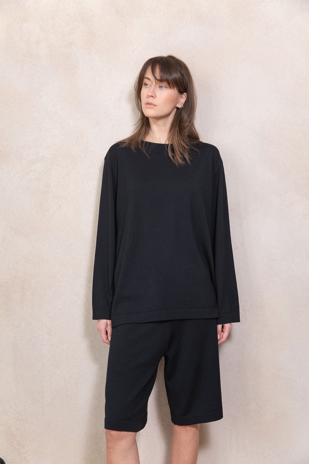 BLACK EXTRA FINE MERINO WOOL KNEE SHORTS