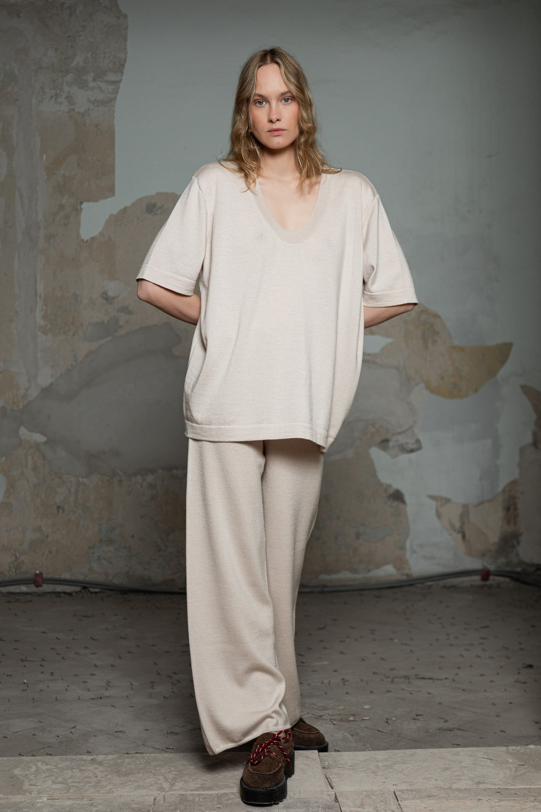 SOFT POWDER EXTRA FINE MERINO WOOL U-NECK T-SHIRT