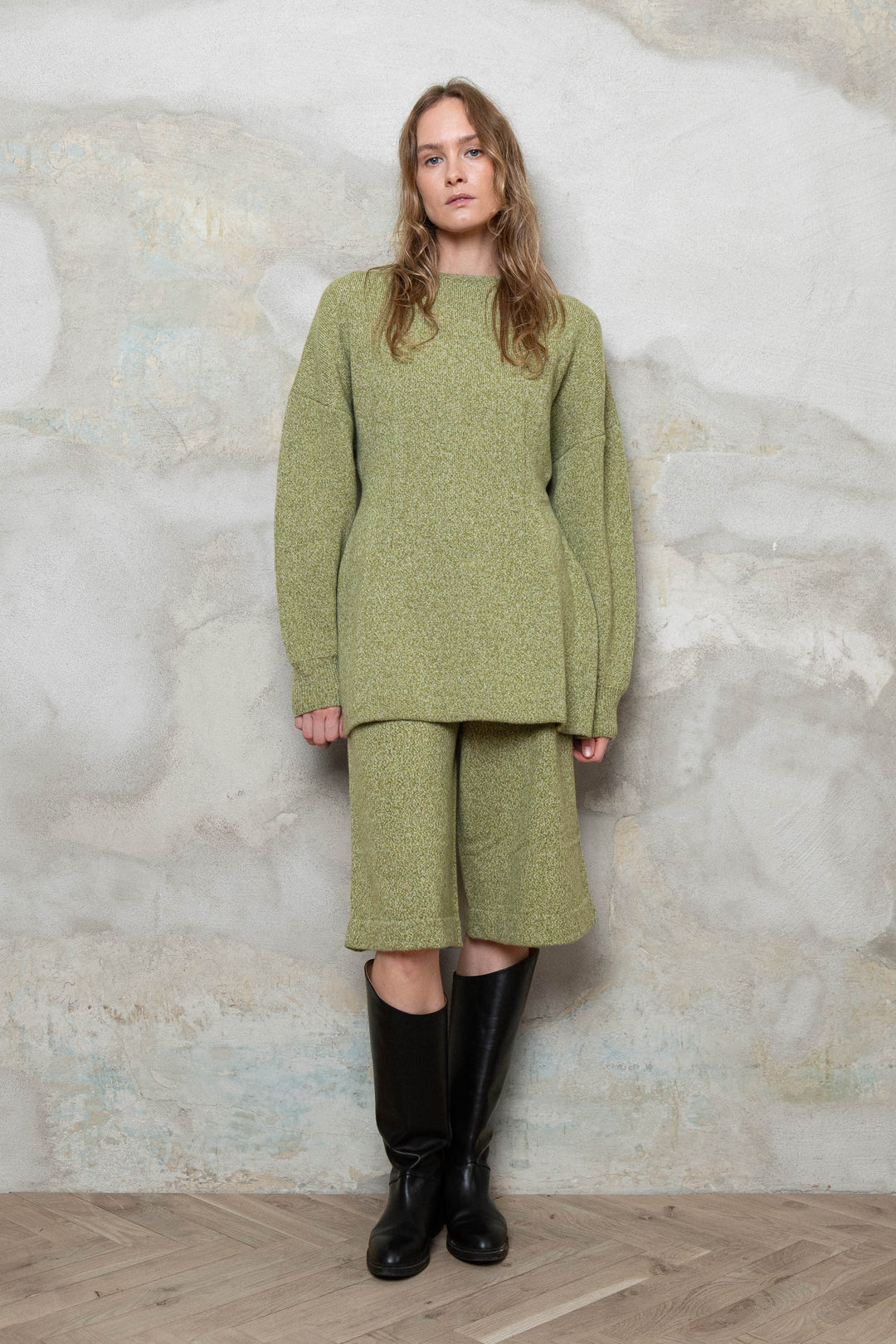 MOSS GREEN MELANGE CASHMERE-MERINO WOOL KNEE SHORTS