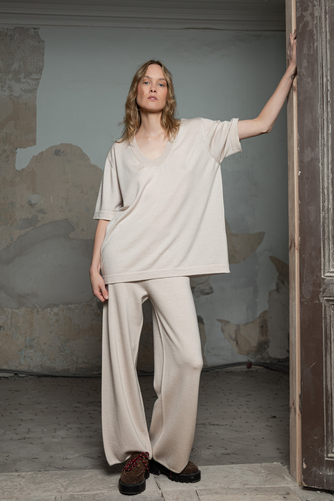 SOFT POWDER EXTRA FINE MERINO WOOL U-NECK T-SHIRT