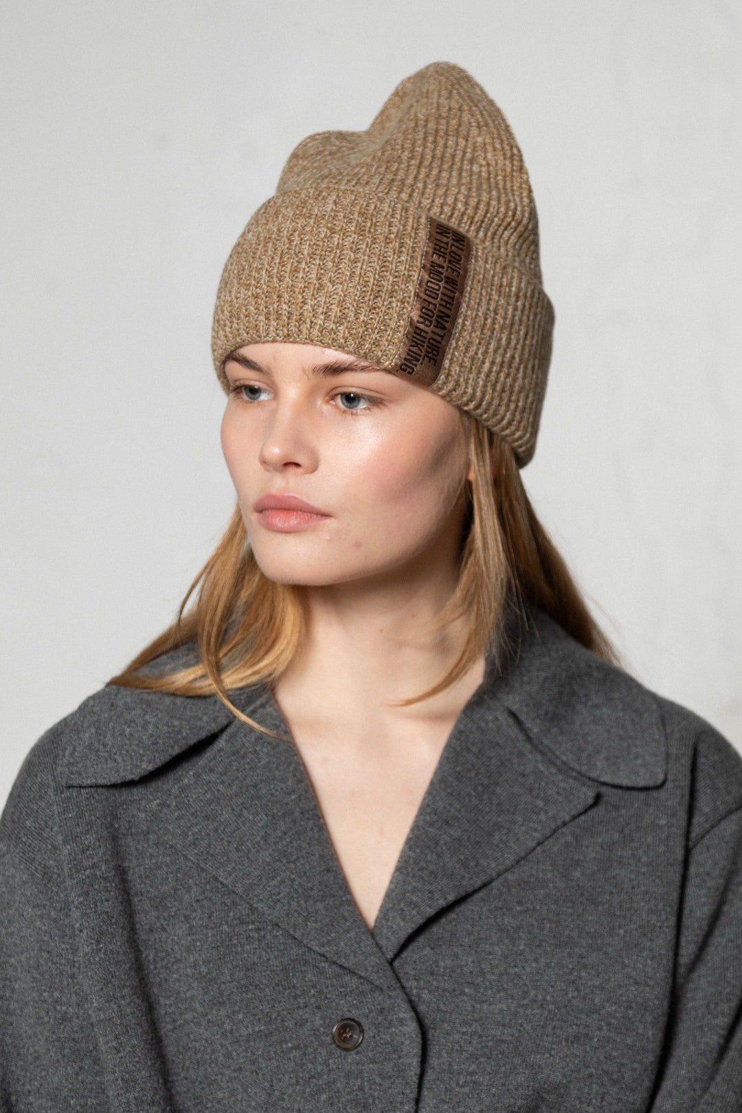OAT MELANGE CASHMERE-MERINO WOOL BEANIE WITH CHOCOLATE LABEL