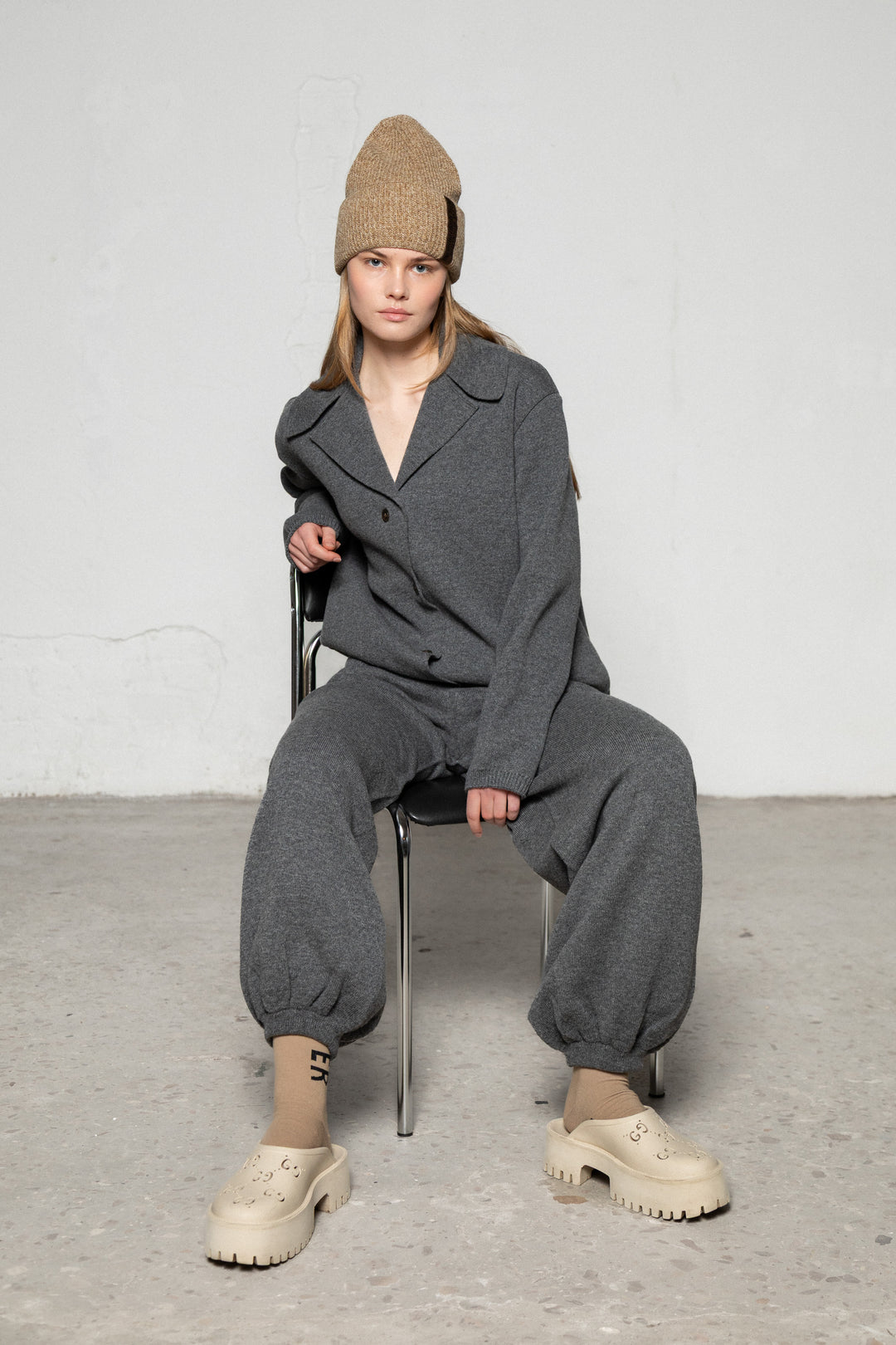 OAT MELANGE CASHMERE-MERINO WOOL BEANIE WITH CHOCOLATE LABEL