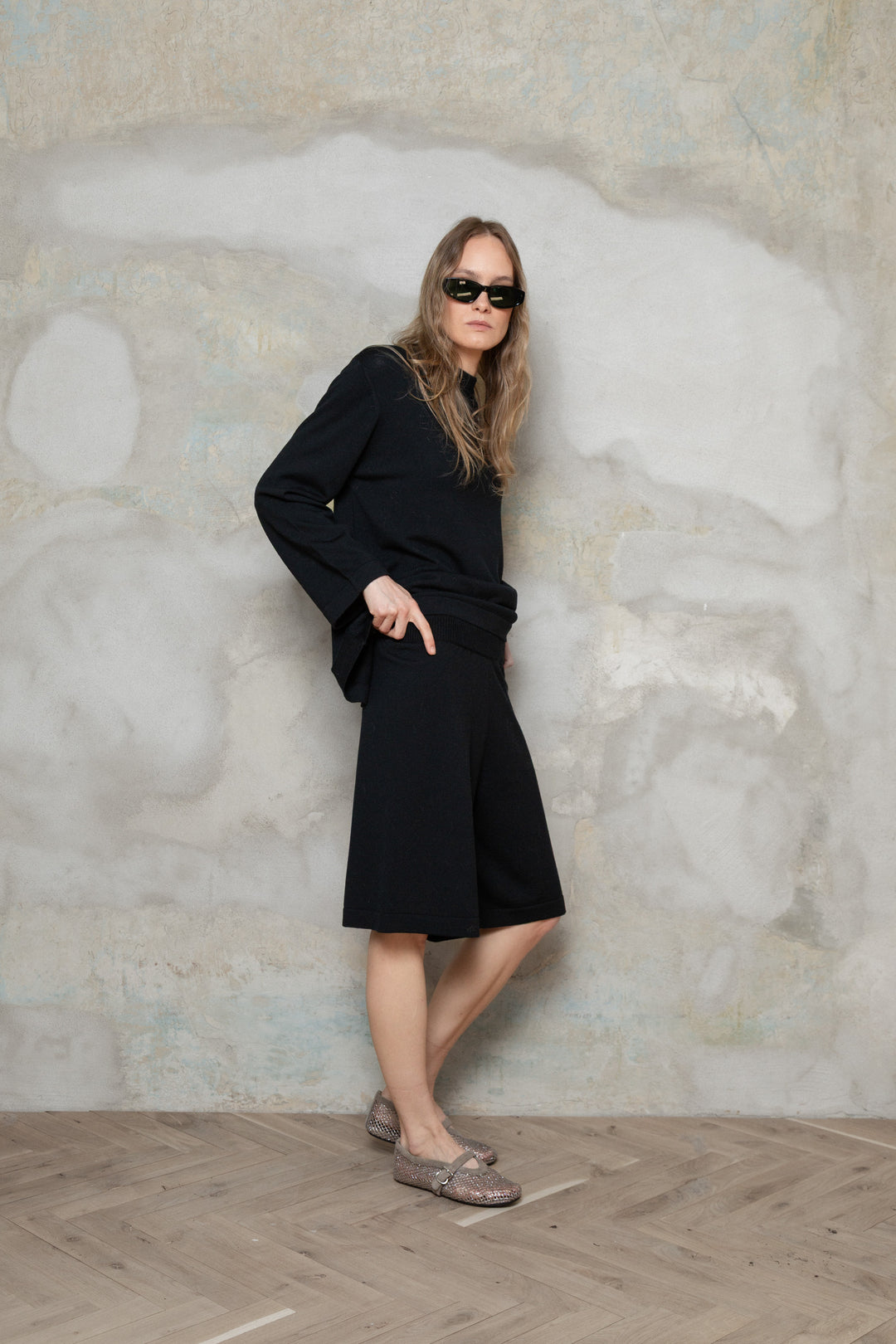 BLACK EXTRA FINE MERINO WOOL KNEE SHORTS