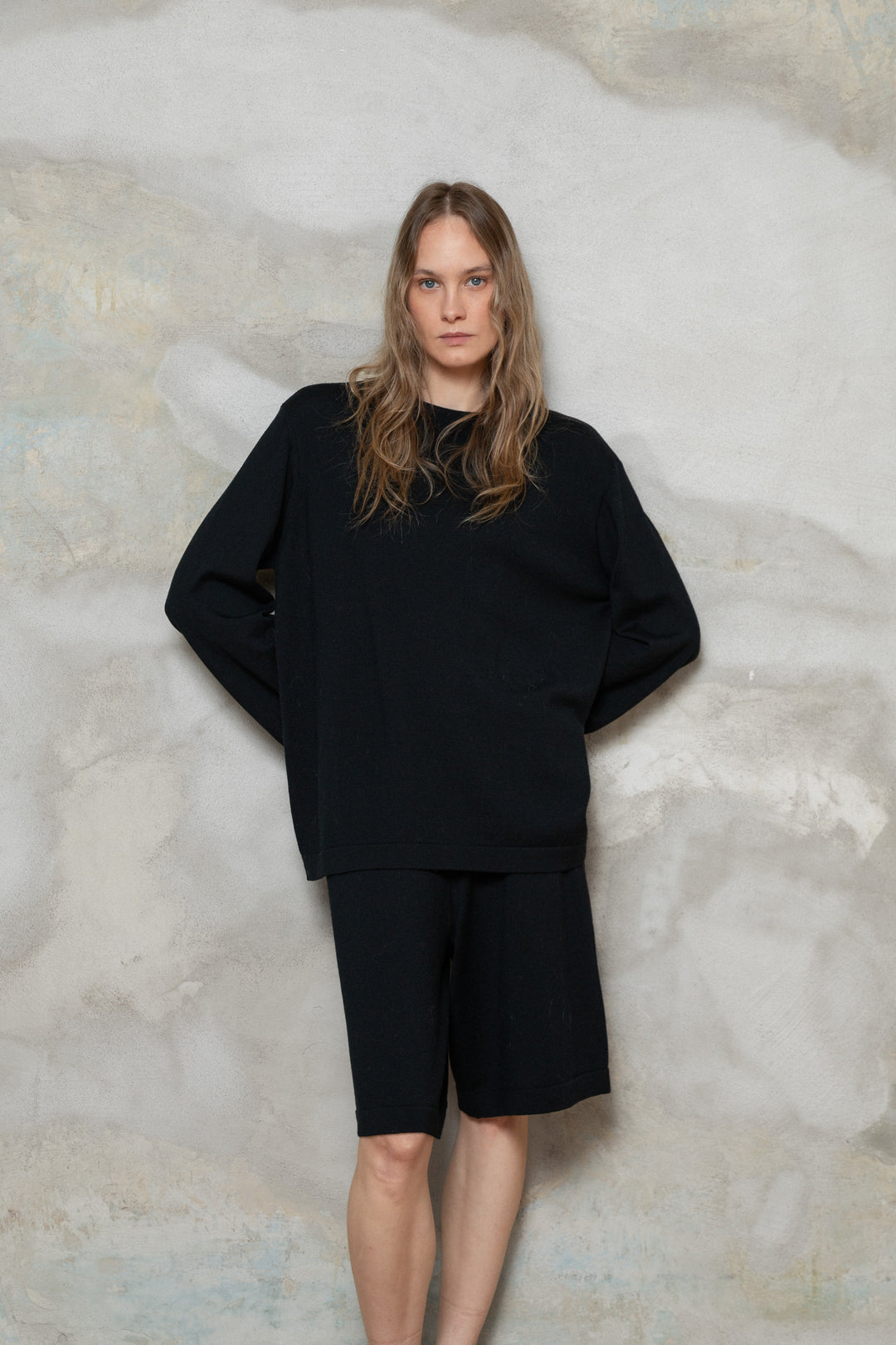 BLACK EXTRA FINE MERINO WOOL KNEE SHORTS