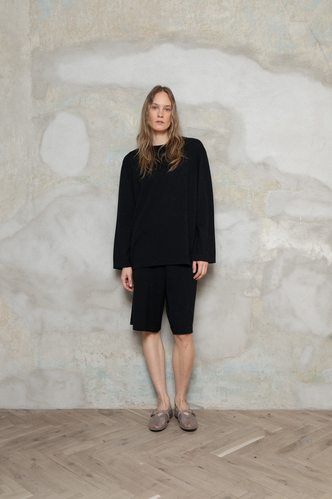 BLACK EXTRA FINE MERINO WOOL KNEE SHORTS