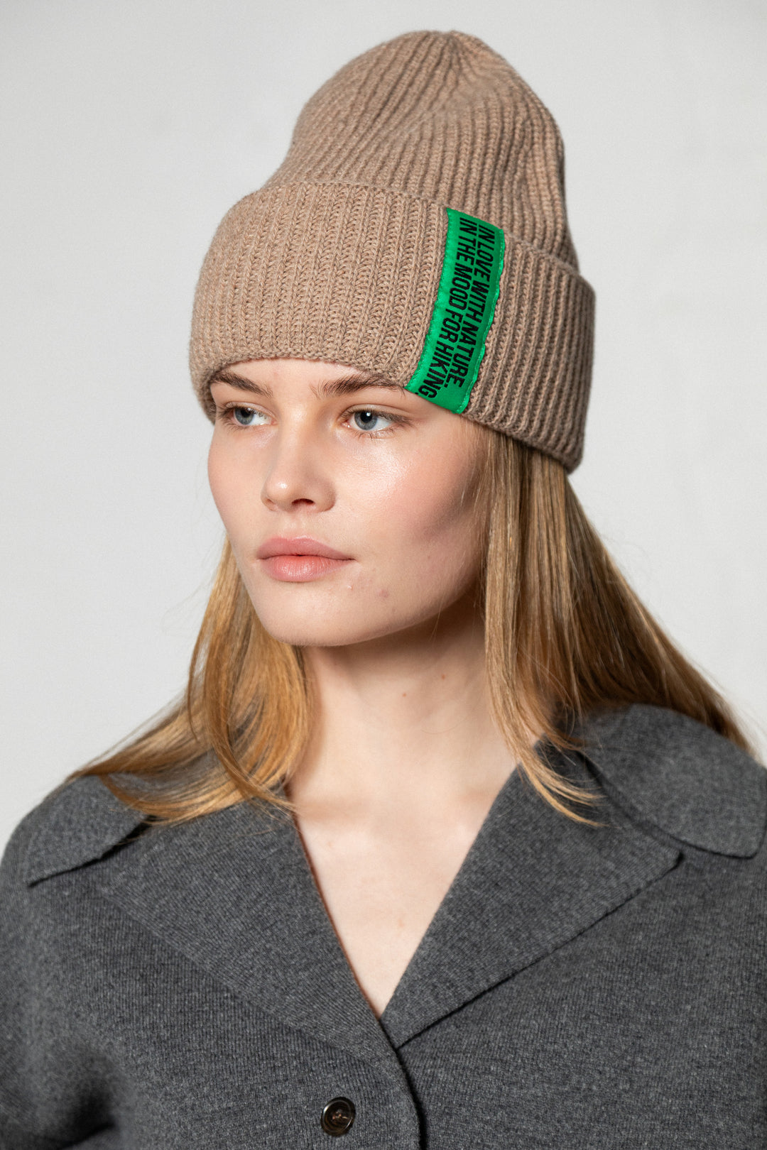 SAND LAMBWOOL BEANIE WITH CHOCOLATE LABEL