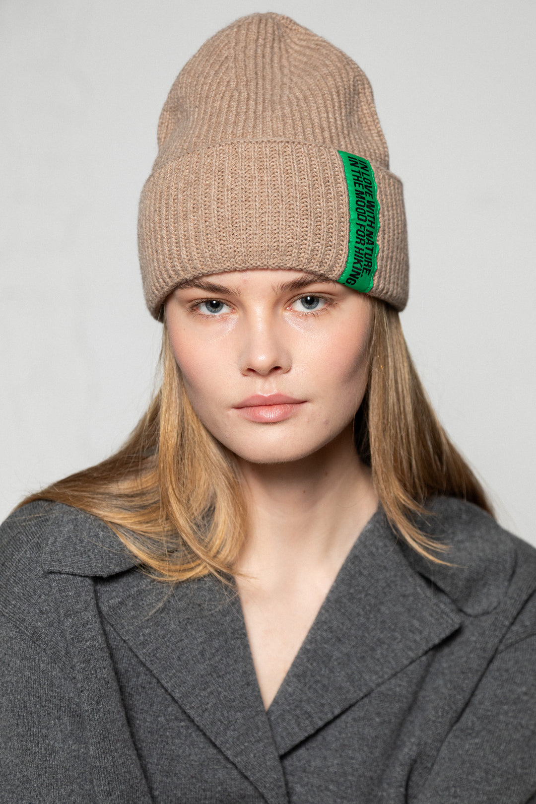 SAND LAMBWOOL BEANIE WITH CHOCOLATE LABEL