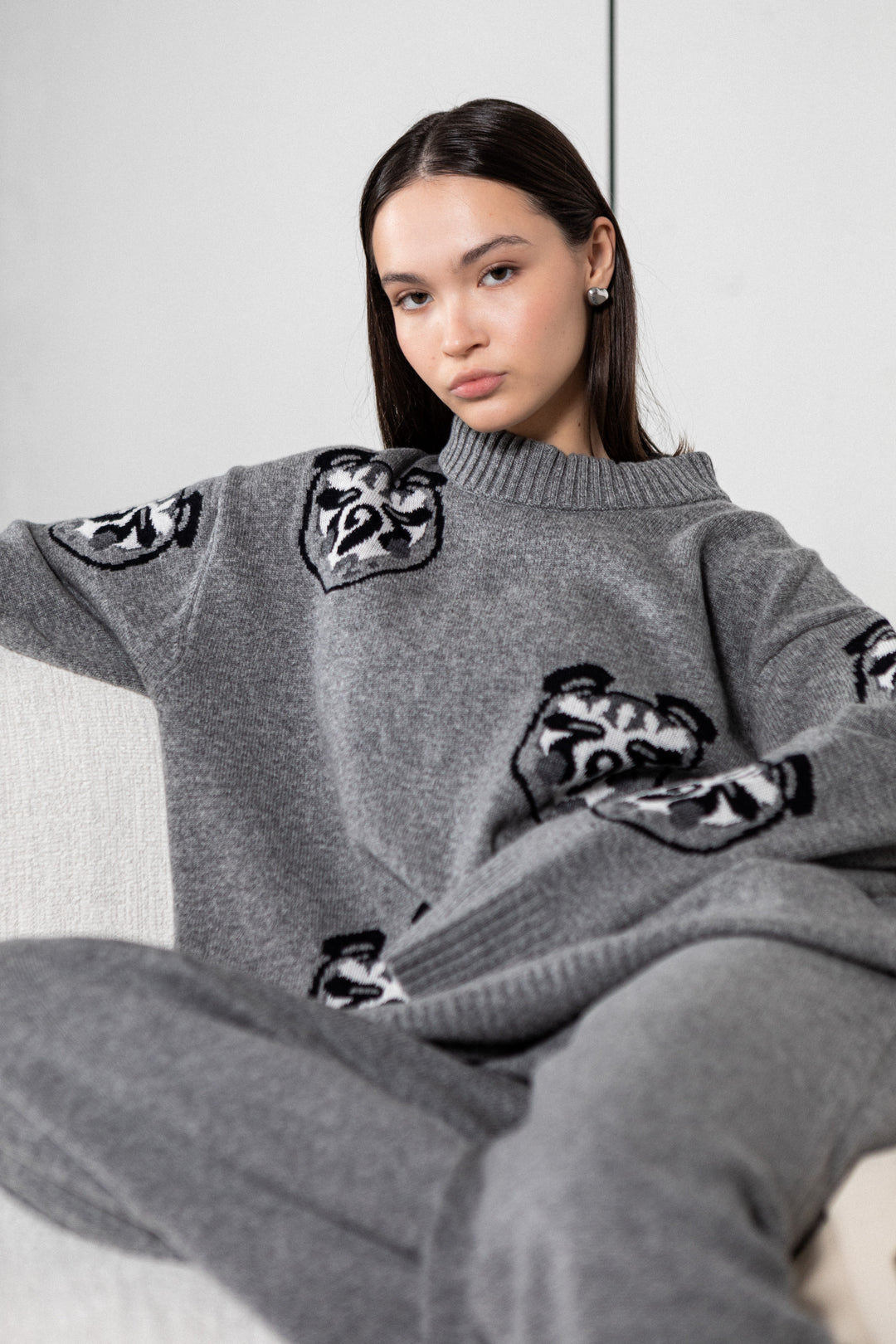 LIGHT GREY BEAR SWEATER