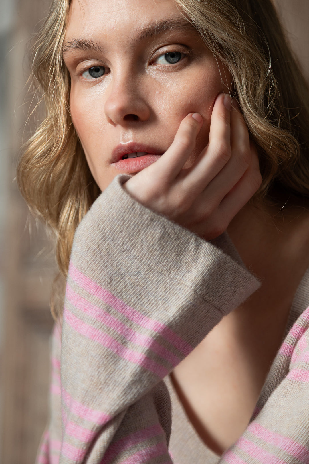 POWDER/SOFT PINK CASHMERE-MERINO WOOL U-NECK SHIRT