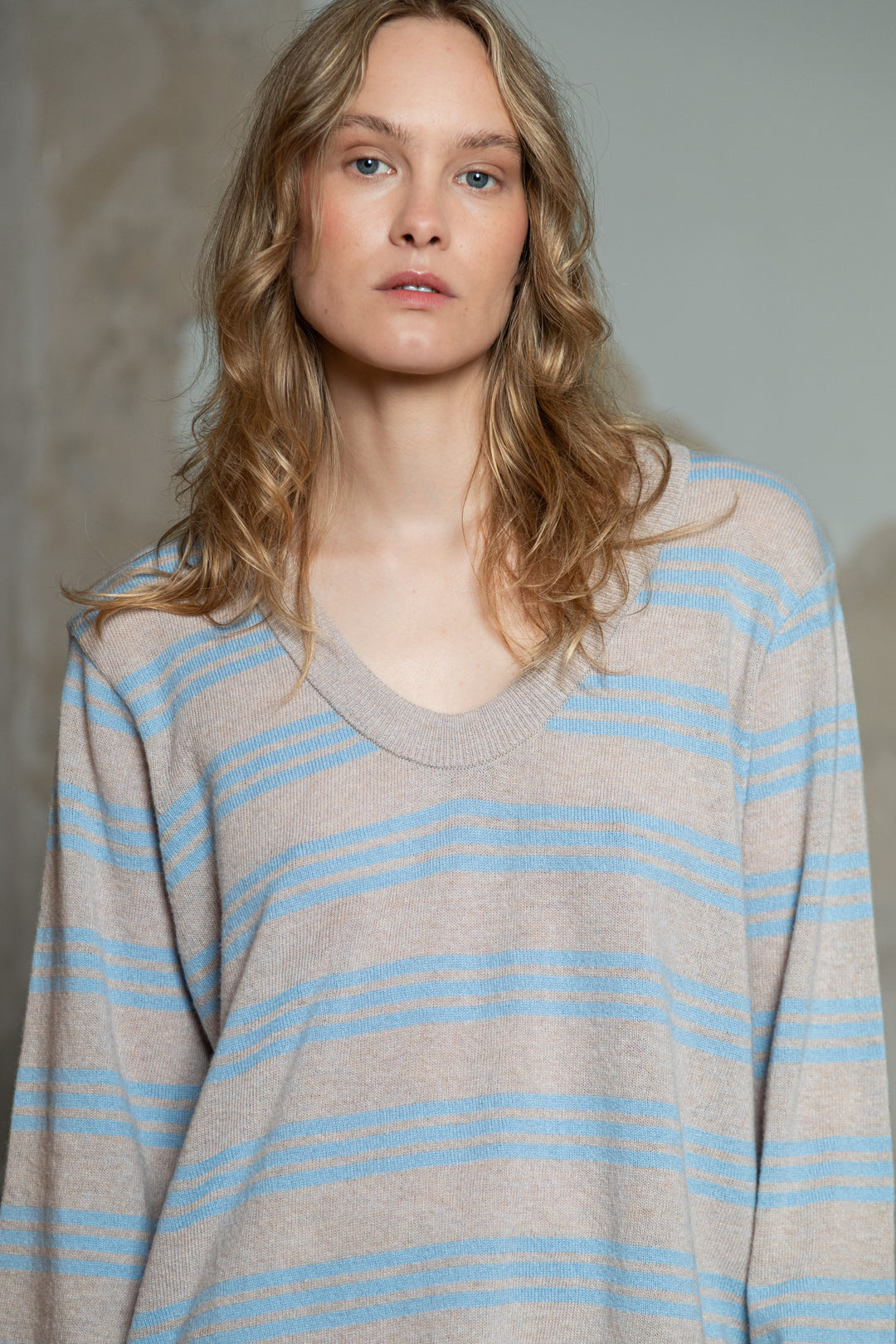 POWDER/CLOUD BLUE CASHMERE-MERINO WOOL U-NECK SHIRT