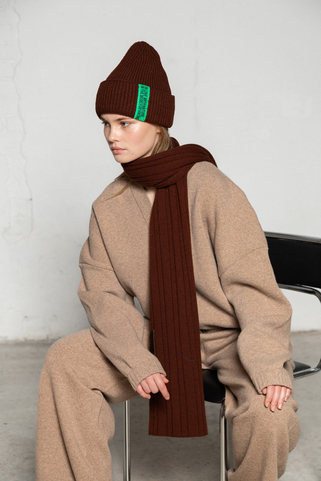 CHOCOLATE LAMBWOOL BEANIE WITH CHOCOLATE LABEL