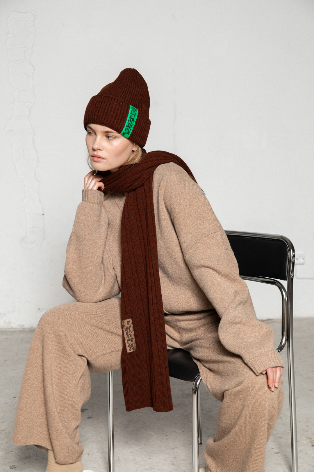 CHOCOLATE LAMBWOOL BEANIE WITH CHOCOLATE LABEL