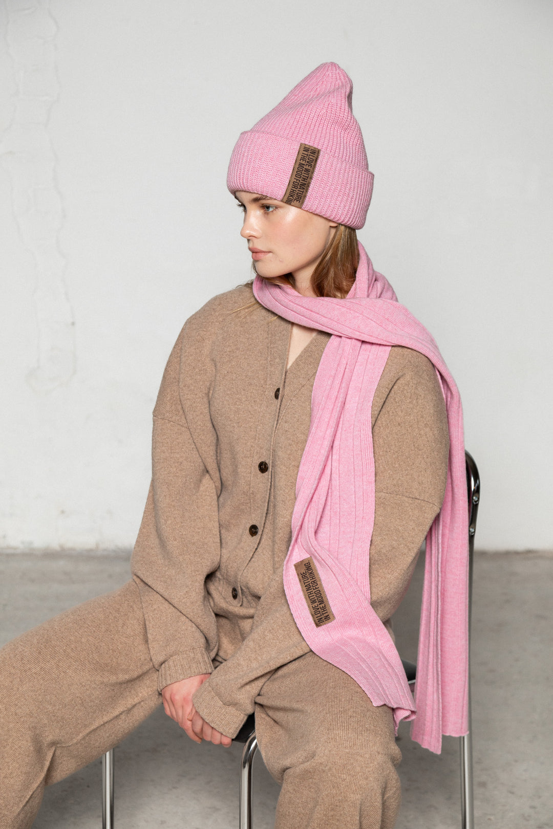 SOFT PINK CASHMERE-MERINO WOOL BEANIE WITH CHOCOLATE LABEL