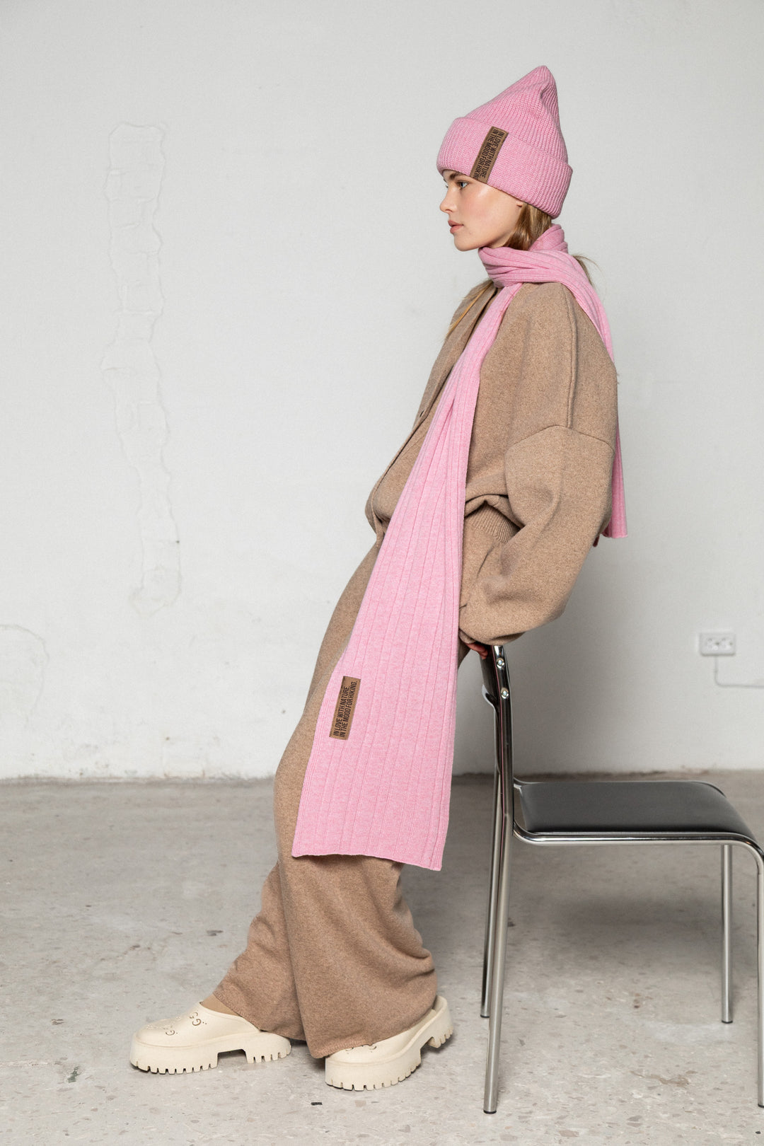 SOFT PINK CASHMERE-MERINO WOOL SCARF WITH CHOCOLATE LABEL