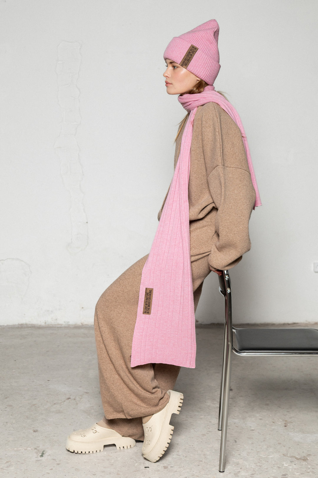 SOFT PINK CASHMERE-MERINO WOOL SCARF WITH CHOCOLATE LABEL