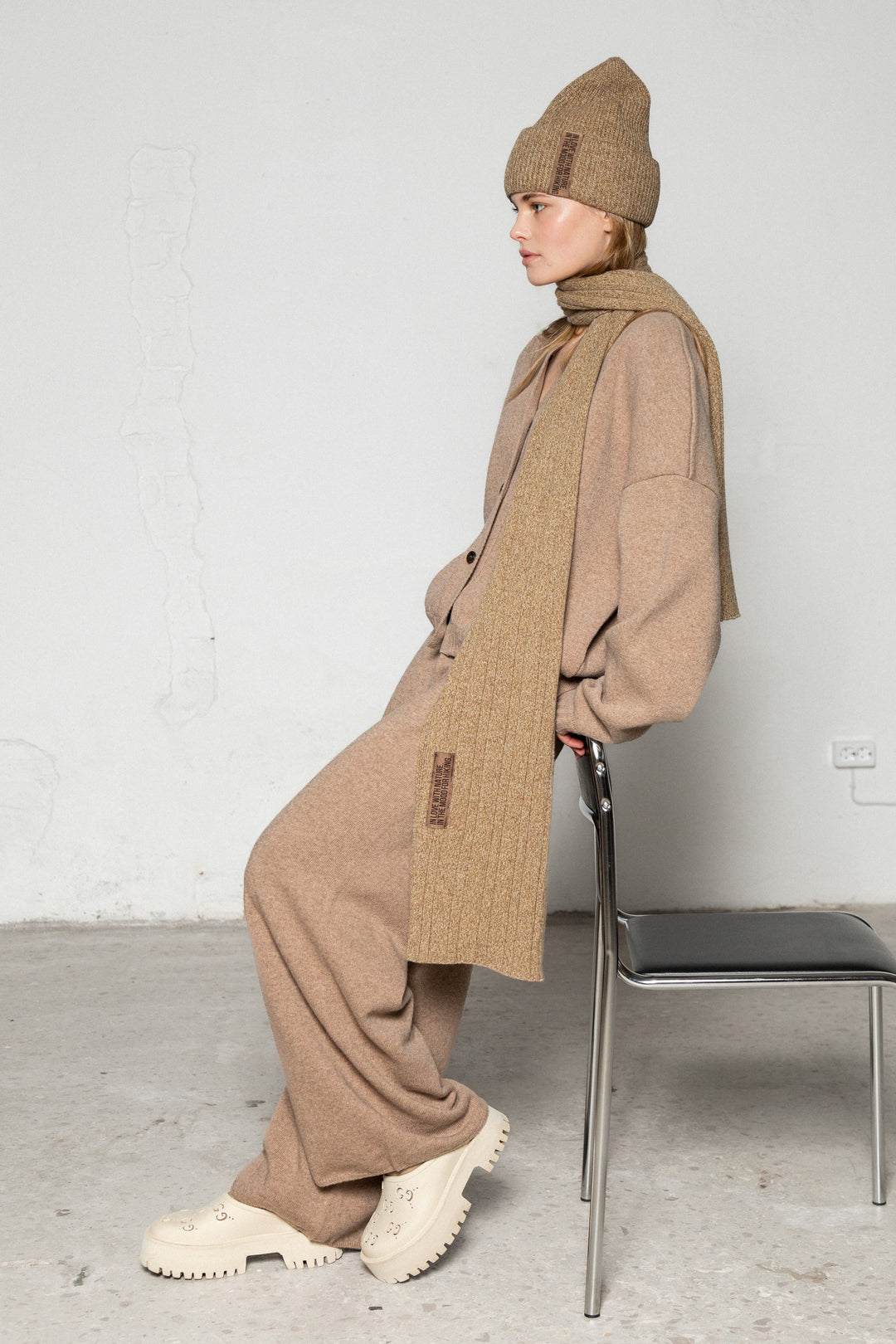 OAT MELANGE CASHMERE-MERINO WOOL SCARF WITH CHOCOLATE LABEL