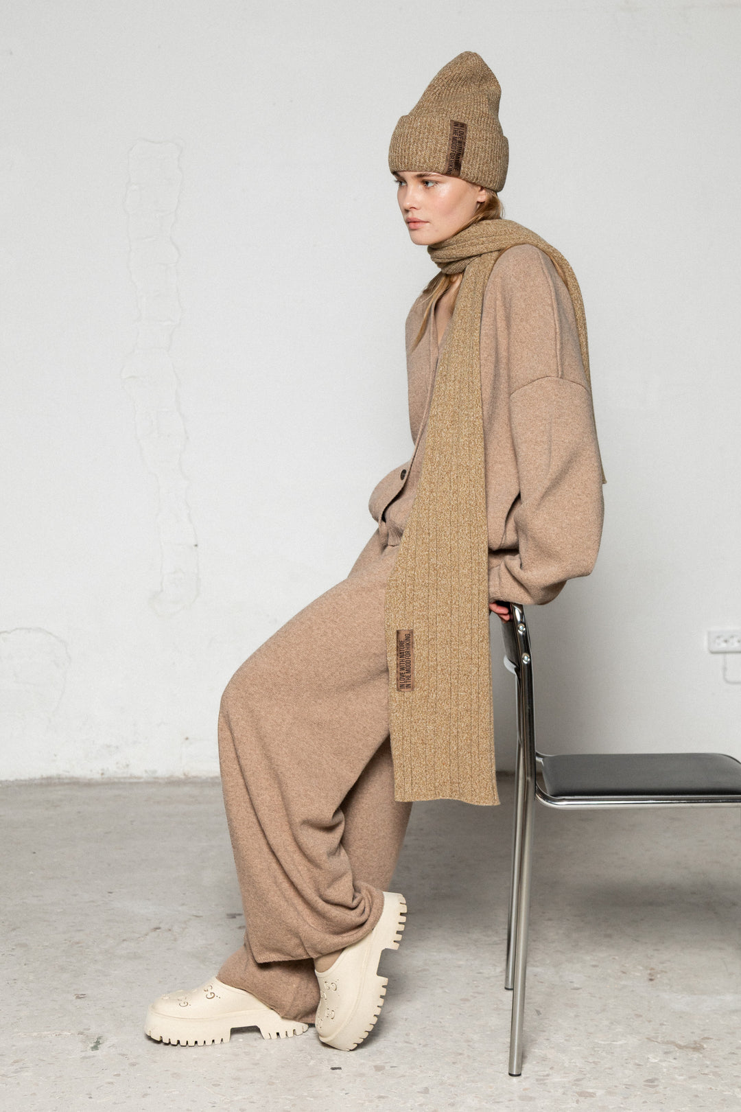 OAT MELANGE CASHMERE-MERINO WOOL SCARF WITH CHOCOLATE LABEL