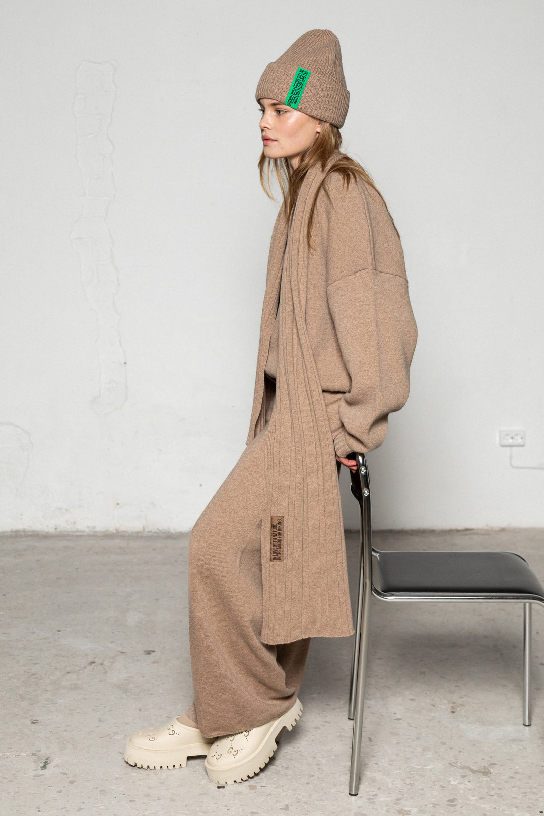 SAND LAMBSWOOL SCARF WITH CHOCOLATE LABEL