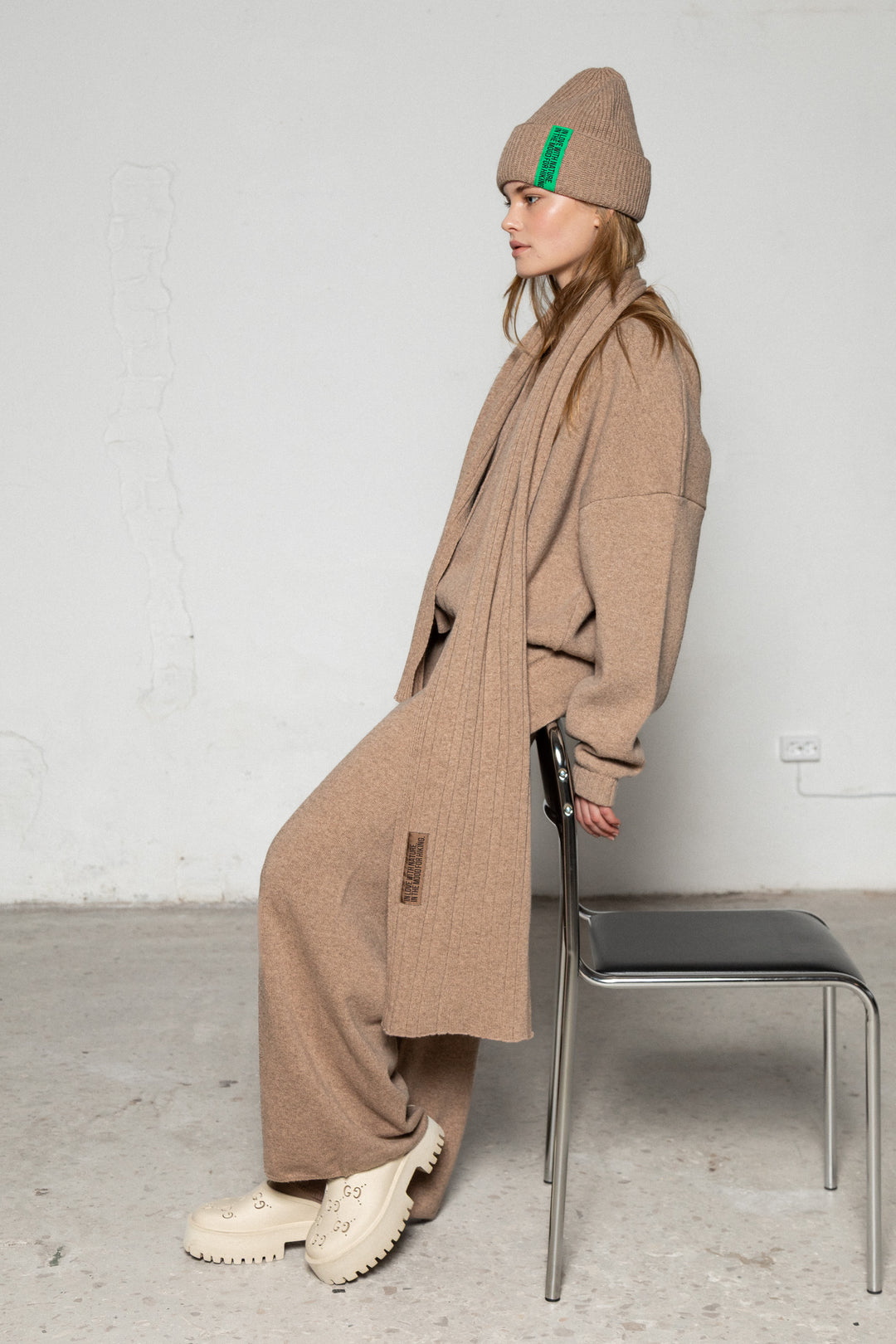 SAND LAMBWOOL BEANIE WITH CHOCOLATE LABEL