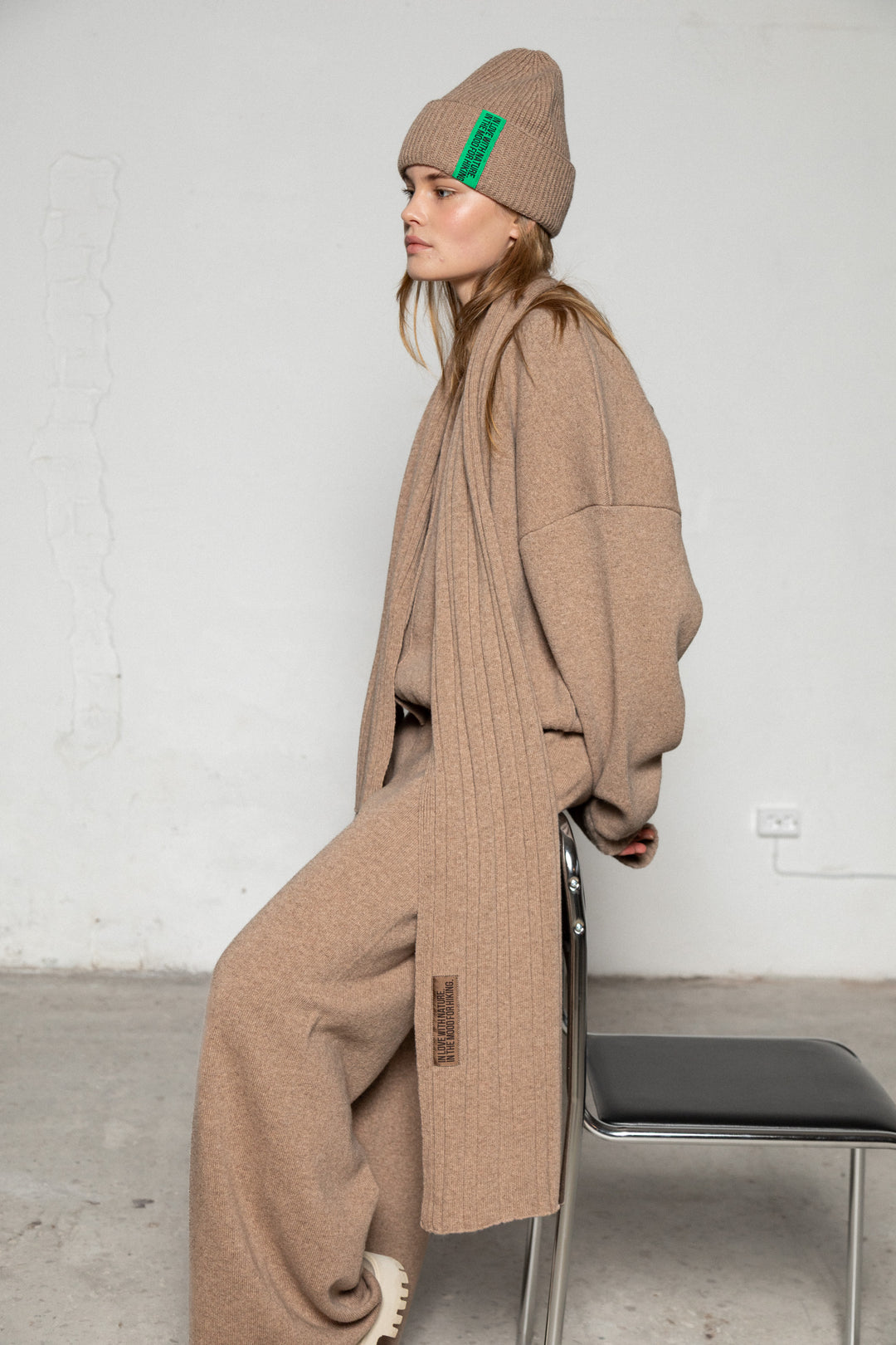 SAND LAMBSWOOL SCARF WITH CHOCOLATE LABEL