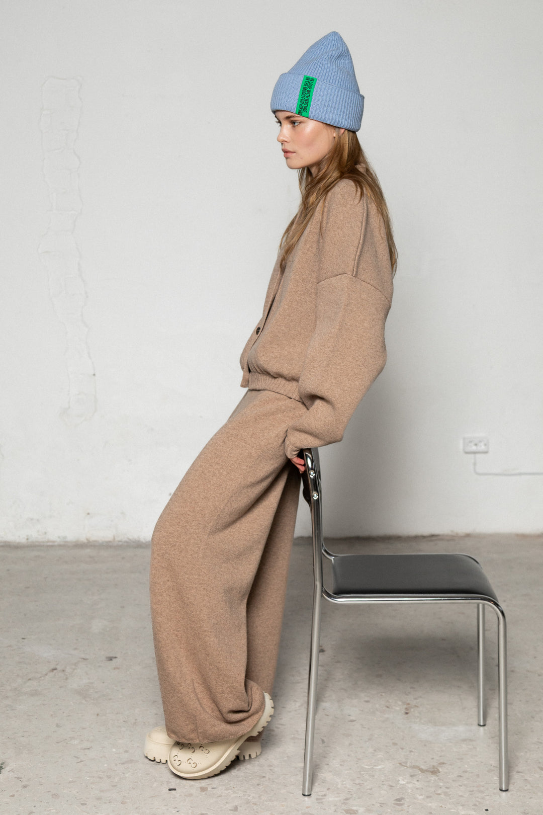 CLOUD BLUE LAMBWOOL BEANIE WITH CHOCOLATE LABEL