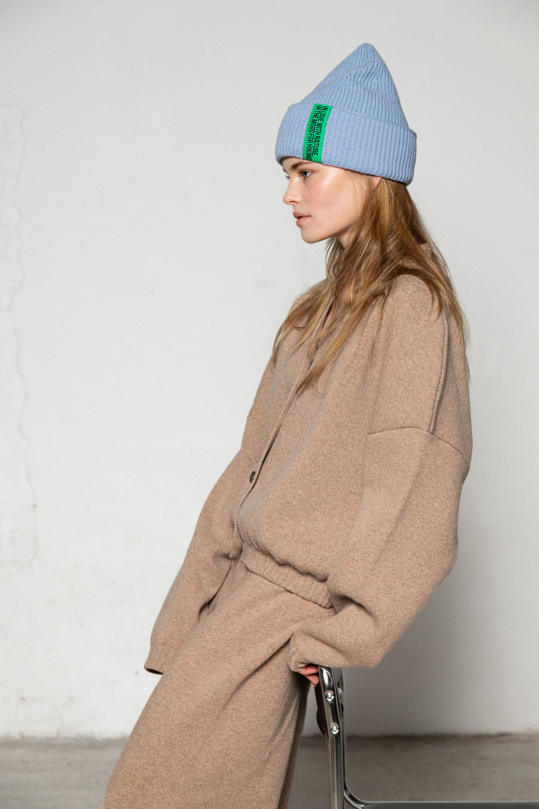 CLOUD BLUE LAMBWOOL BEANIE WITH CHOCOLATE LABEL