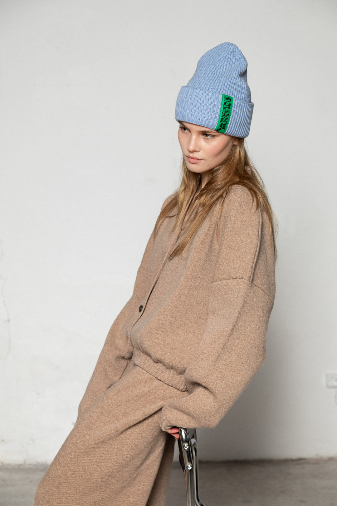 CLOUD BLUE LAMBWOOL BEANIE WITH CHOCOLATE LABEL