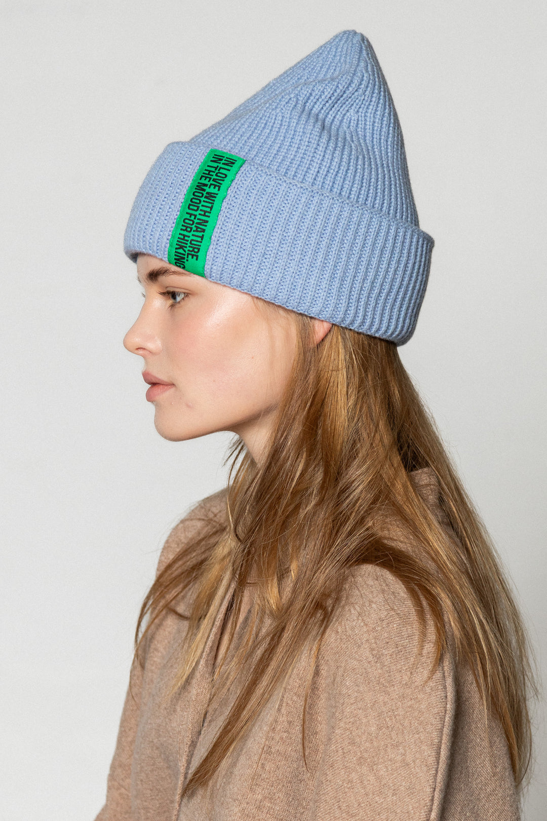 CLOUD BLUE LAMBWOOL BEANIE WITH CHOCOLATE LABEL