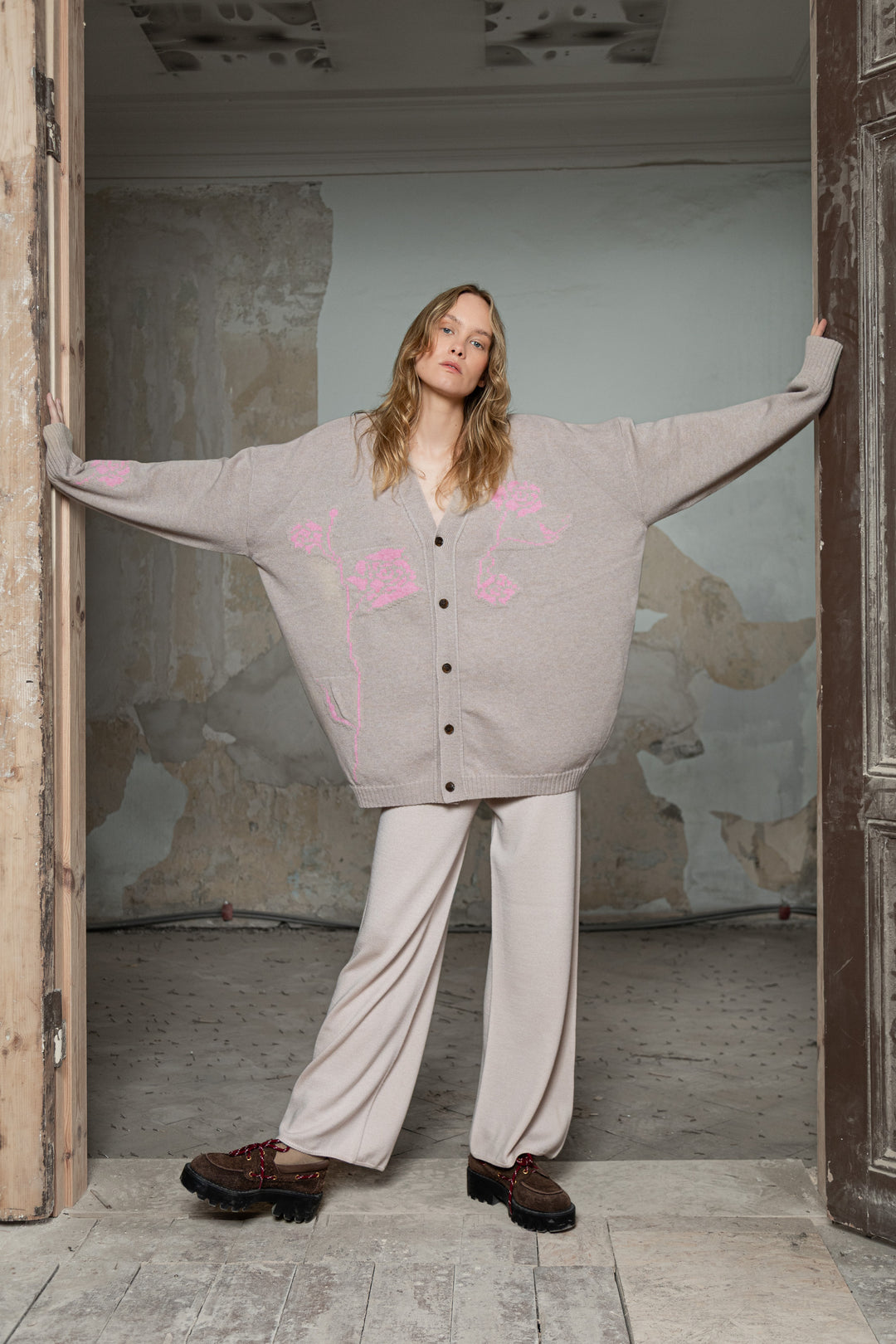 POWDER/SOFT PINK CASHMERE-MERINO WOOL ROSE CARDIGAN