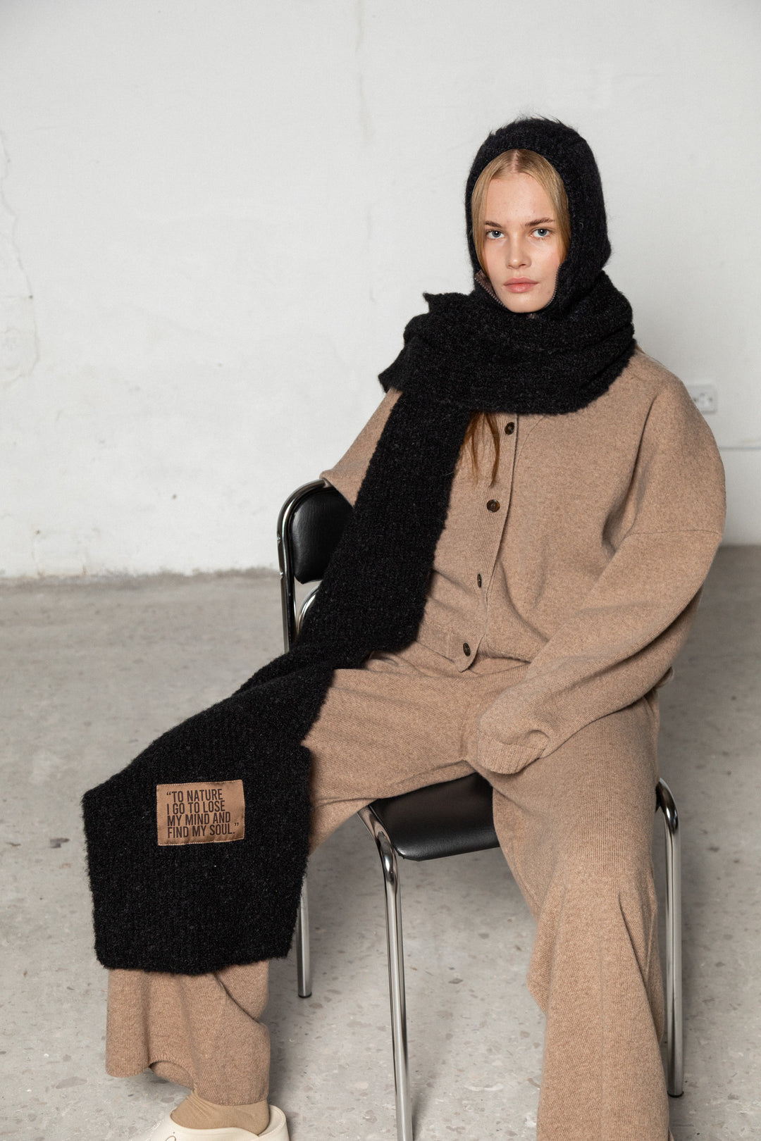 BLACK TEDDY ALPACA SCARF WITH BROWN LABEL