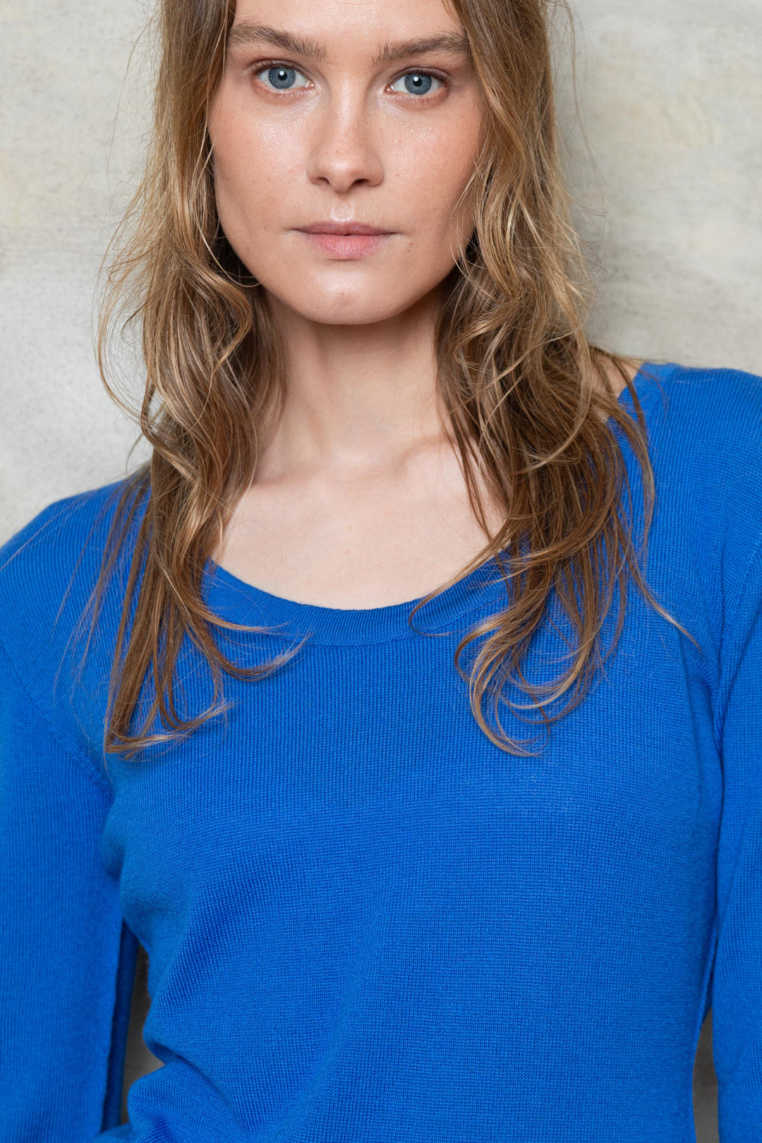 ELECTRIC BLUE EXTRA FINE MERINO WOOL FINE KNIT SWEATER