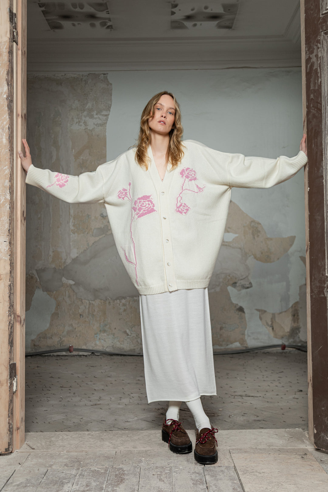 PEARL/SOFT PINK CASHMERE-MERINO WOOL ROSE CARDIGAN