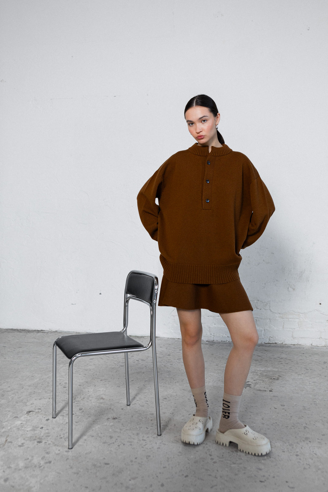 TERRACOTTA LAMBSWOOL V-NECK SWEATER