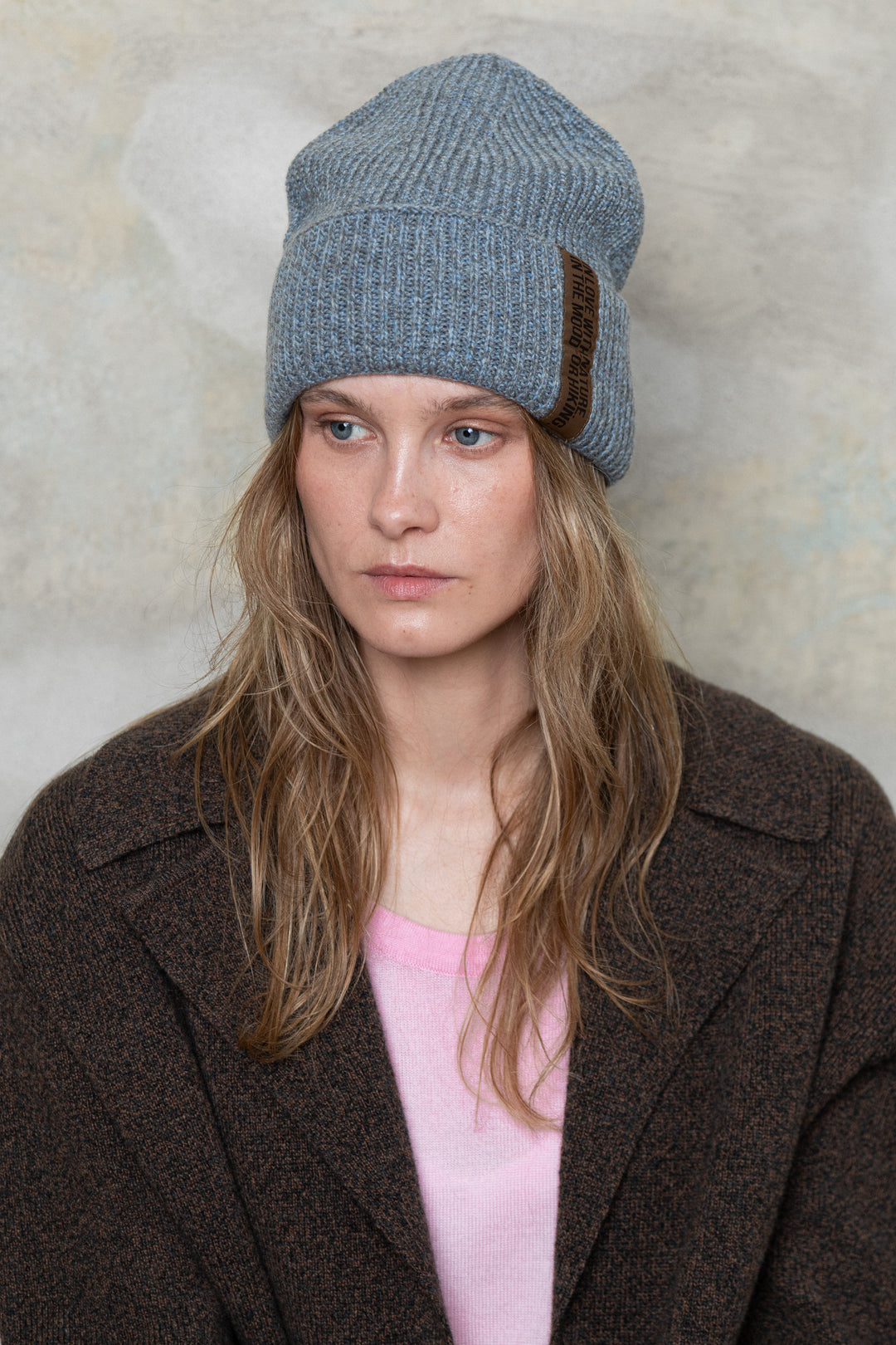 LIGHT BLUE MELANGE CASHMERE-MERINO WOOL BEANIE WITH CHOCOLATE LABEL