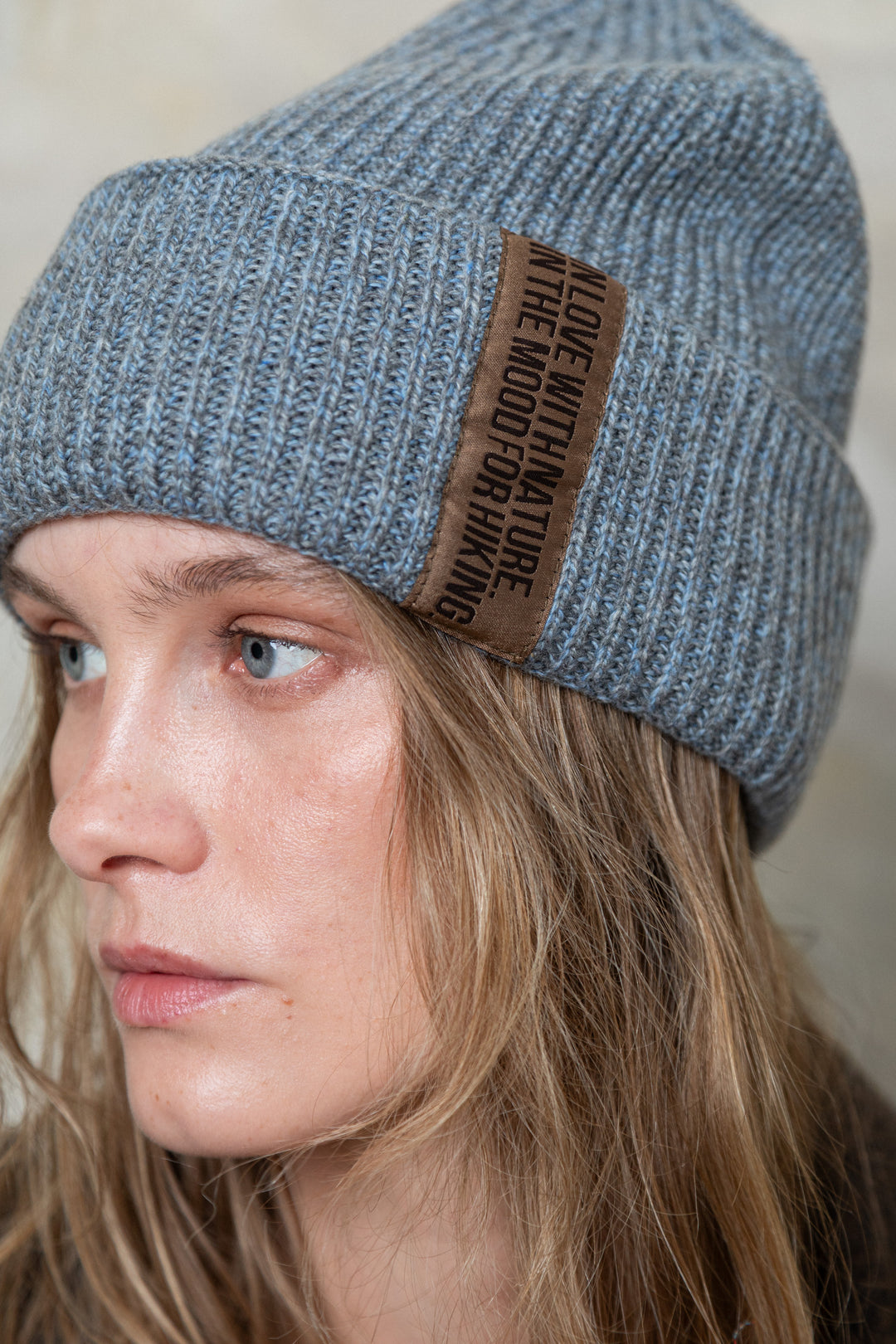 LIGHT BLUE MELANGE CASHMERE-MERINO WOOL BEANIE WITH CHOCOLATE LABEL