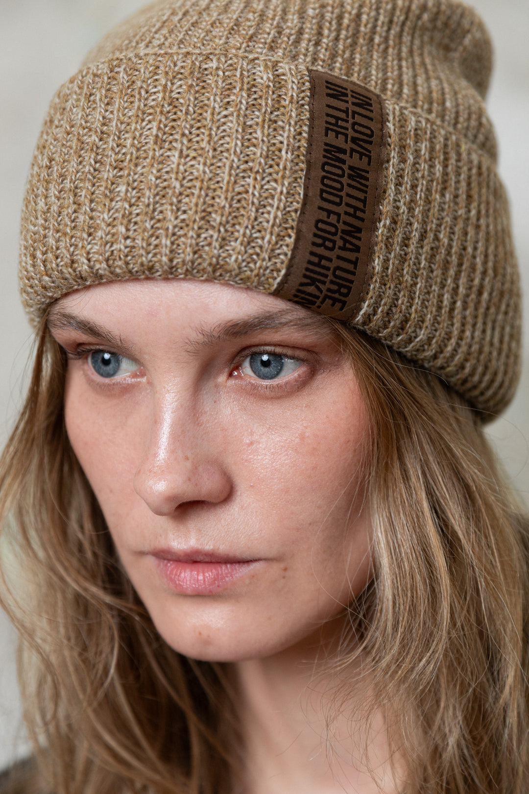 OAT MELANGE CASHMERE-MERINO WOOL BEANIE WITH CHOCOLATE LABEL