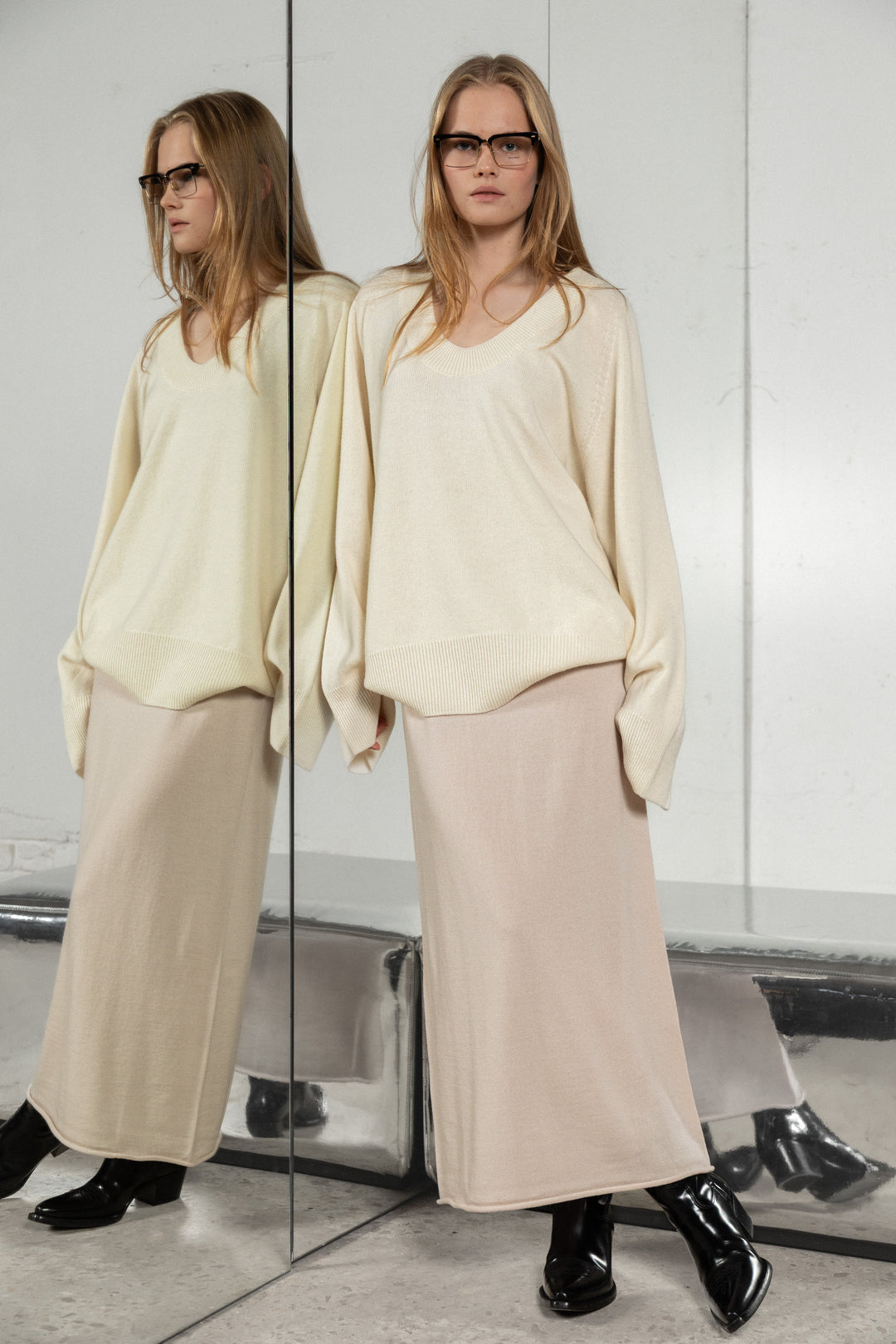 SOFT POWDER SHEER-KNIT EXTRA FINE MERINO WOOL MIDI SKIRT